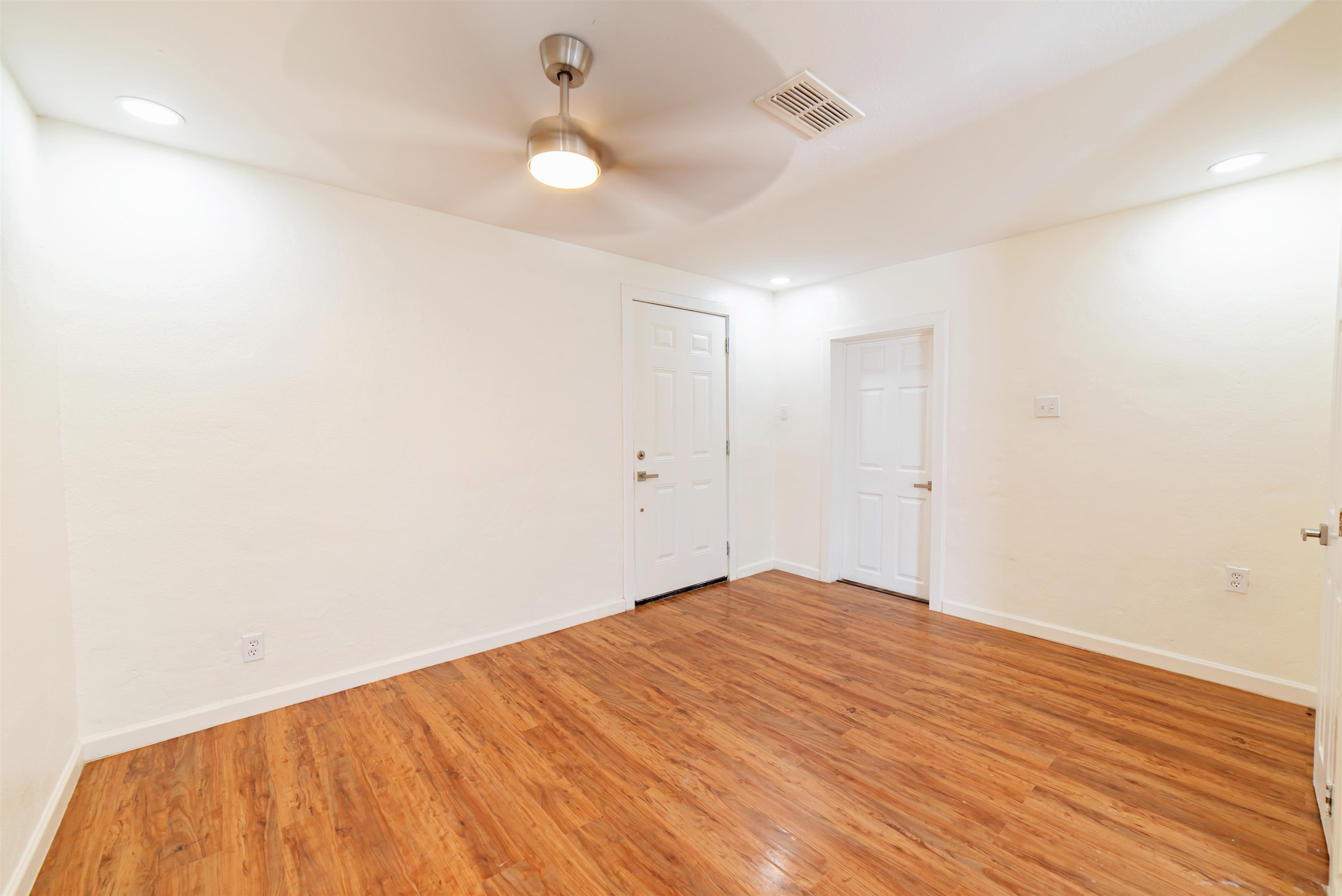 2218 Burnside St Property Photo 19
