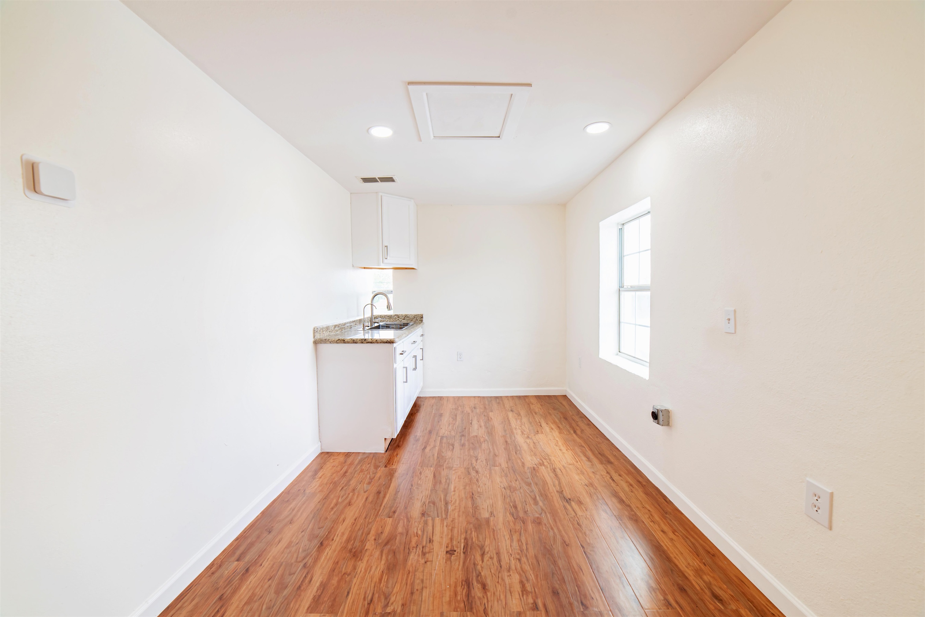 2218 Burnside St Property Photo 20