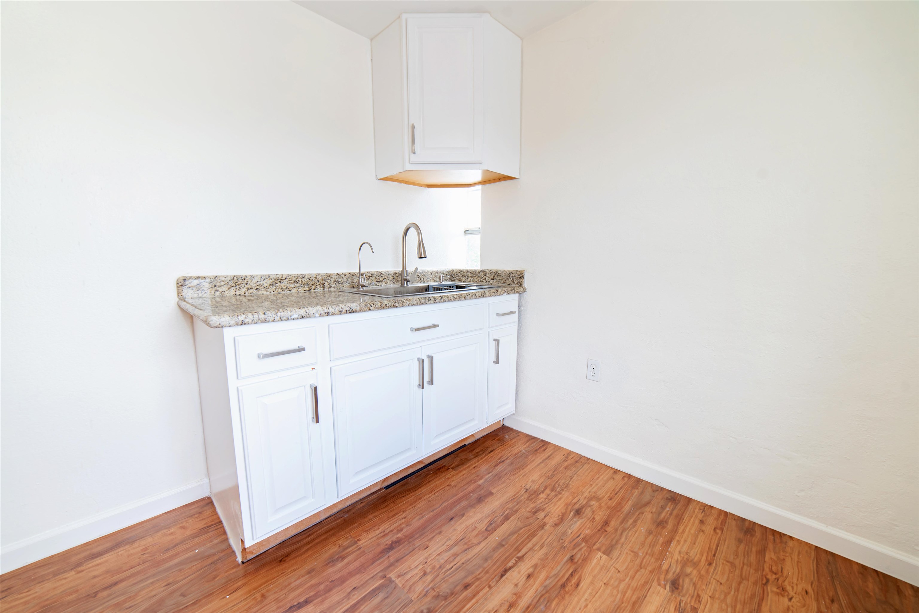 2218 Burnside St Property Photo 21