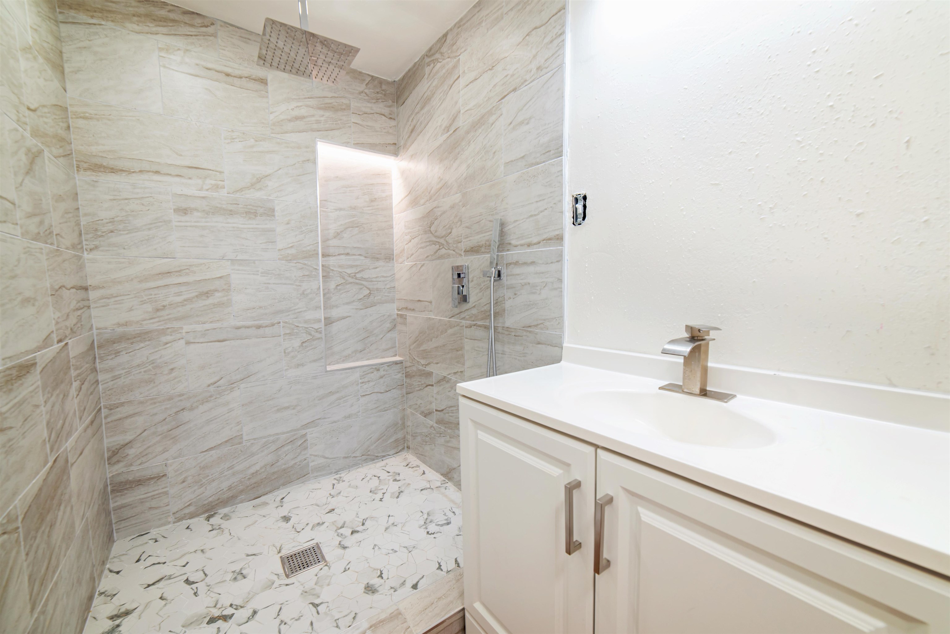 2218 Burnside St Property Photo 22