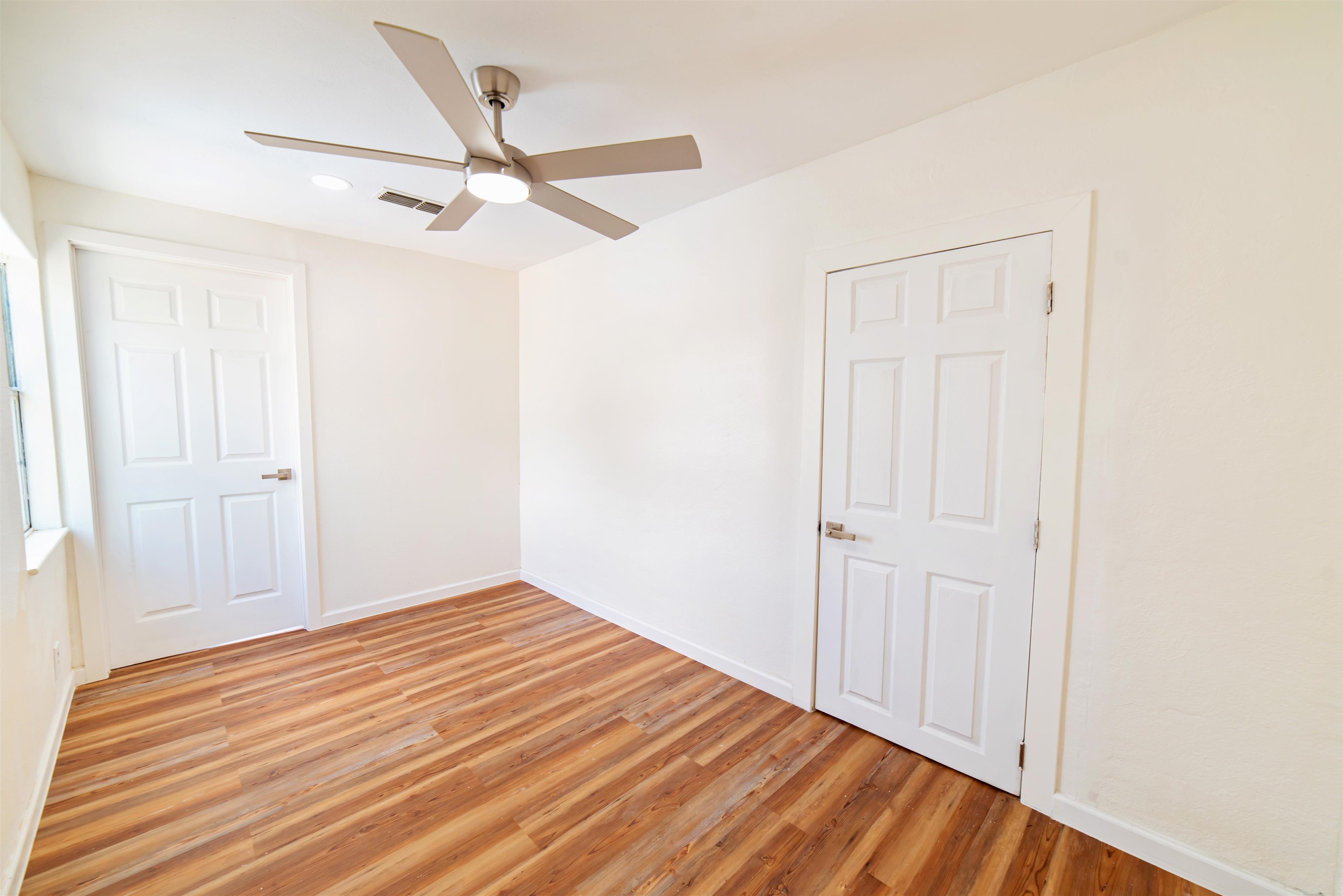 2218 Burnside St Property Photo 23