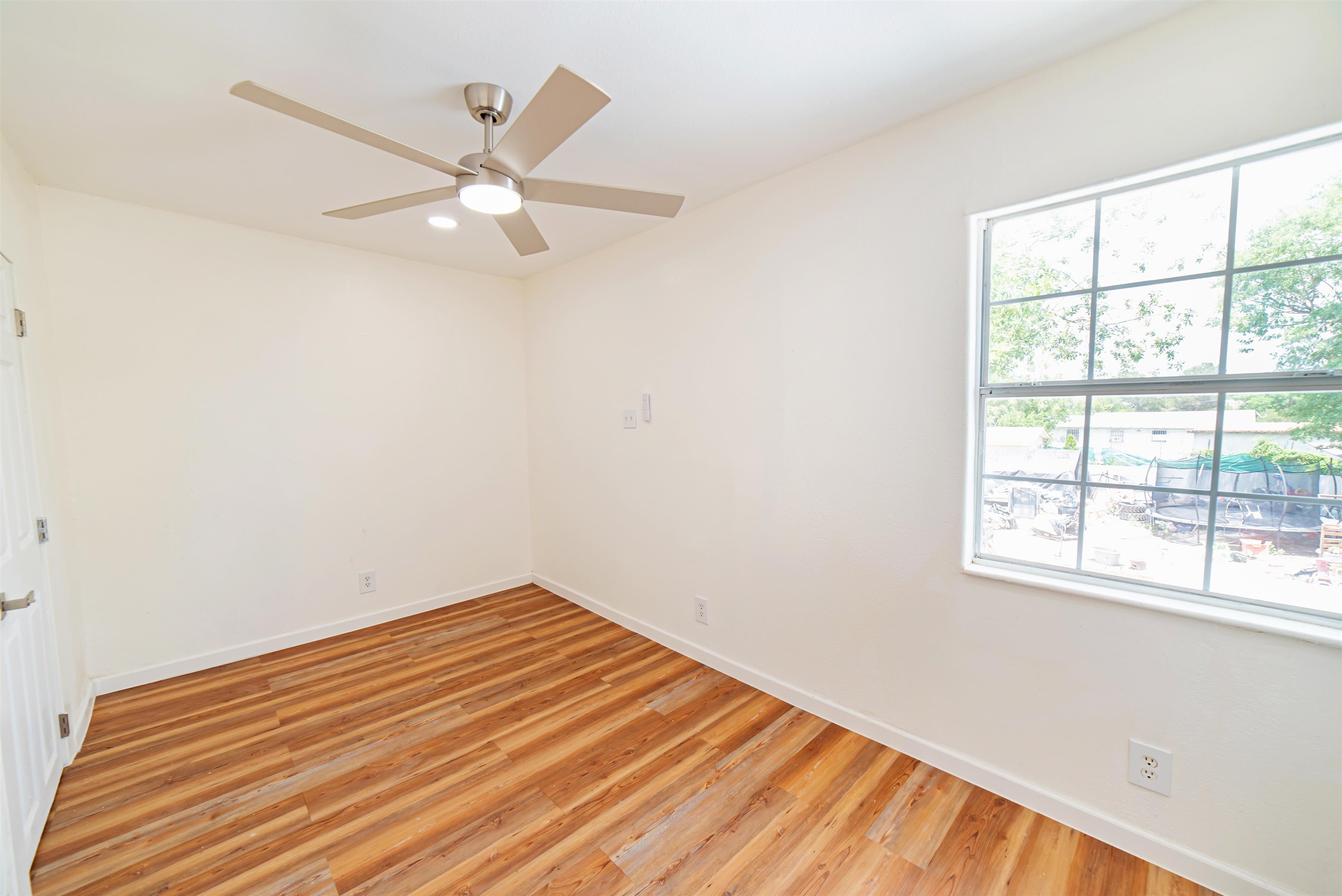2218 Burnside St Property Photo 24