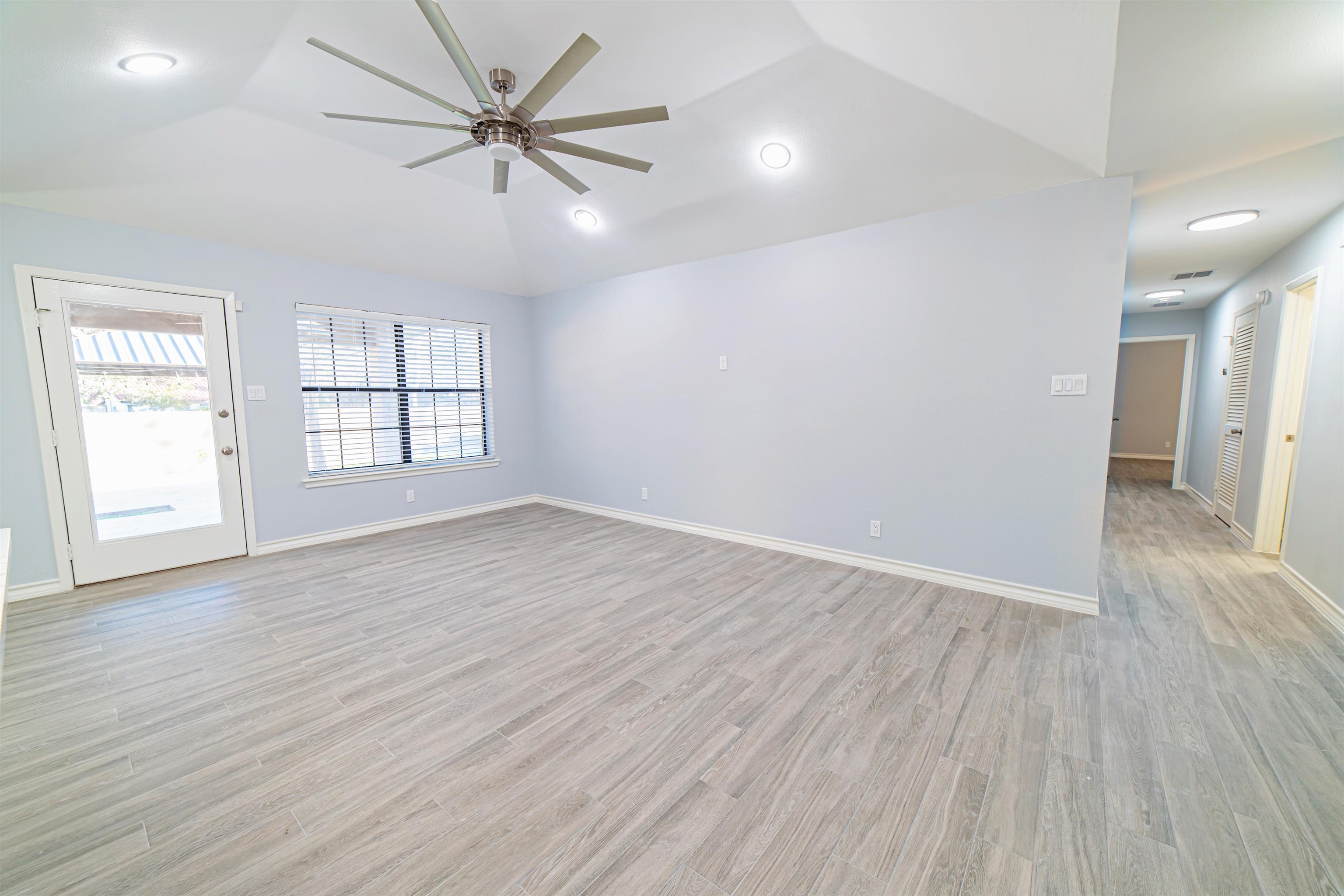 8655 Northridge Lp Property Photo 17