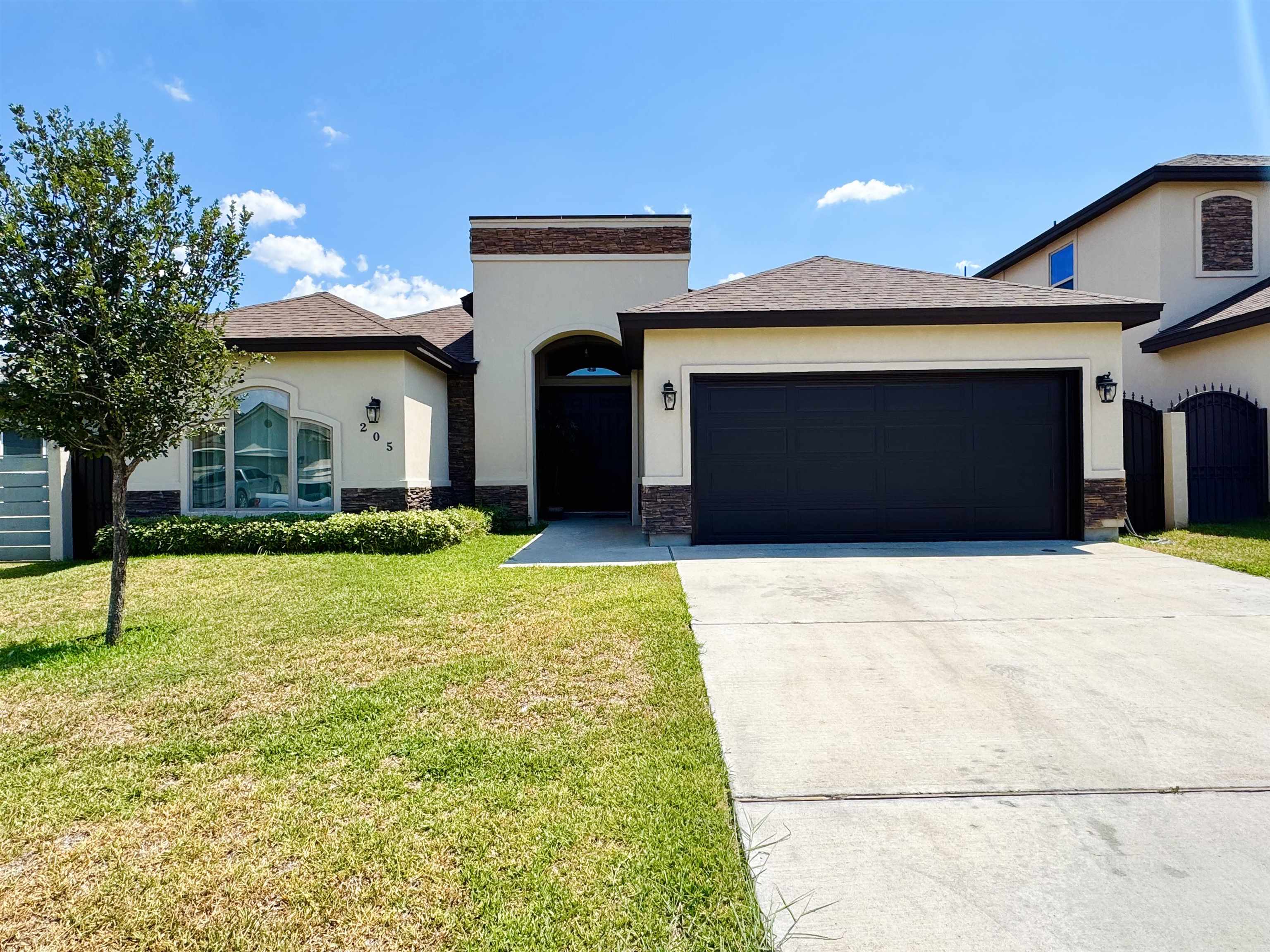 205 Sandhill Oak Dr Property Photo 1