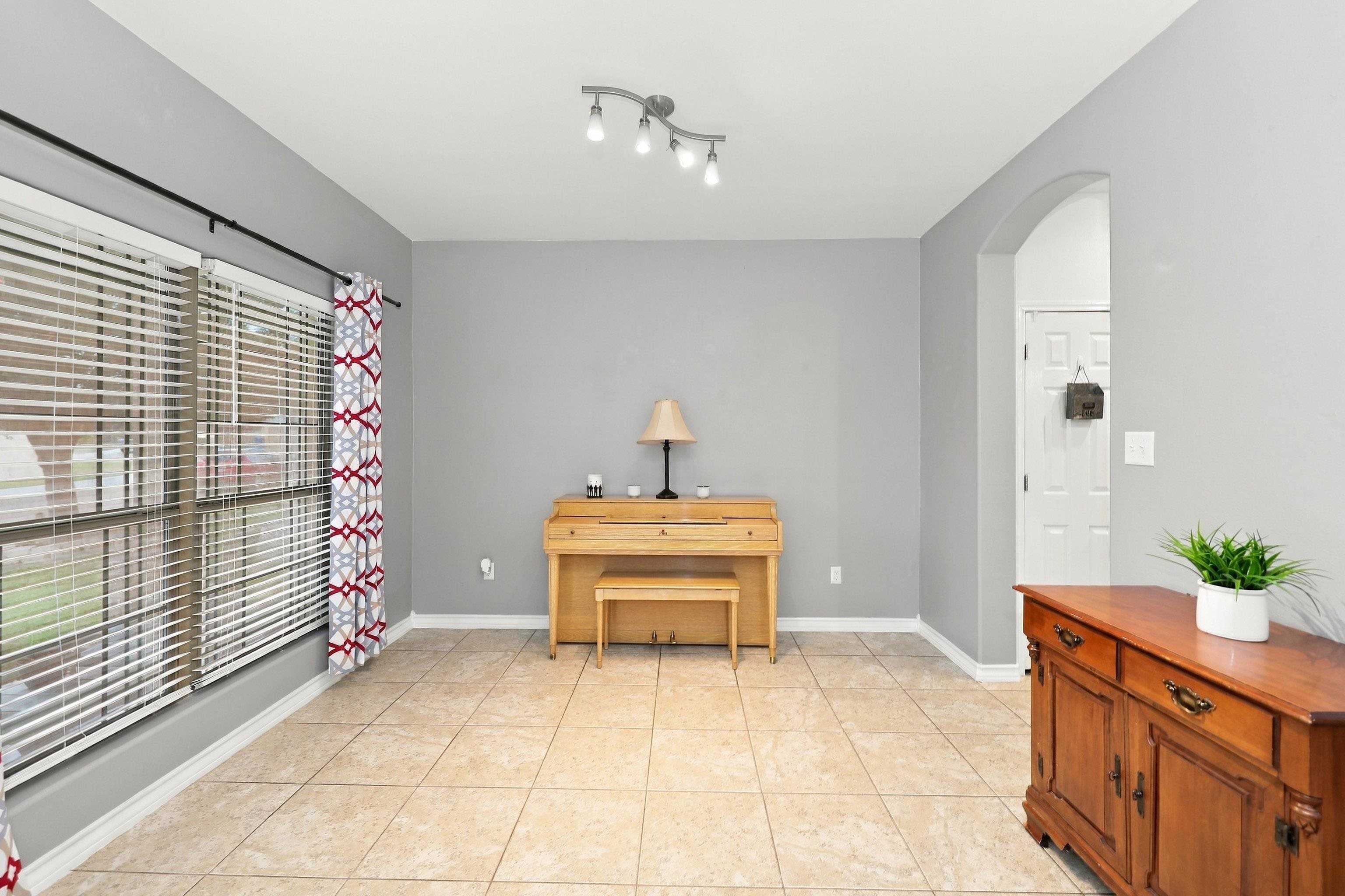 504 Silver Palm Dr Property Photo 6
