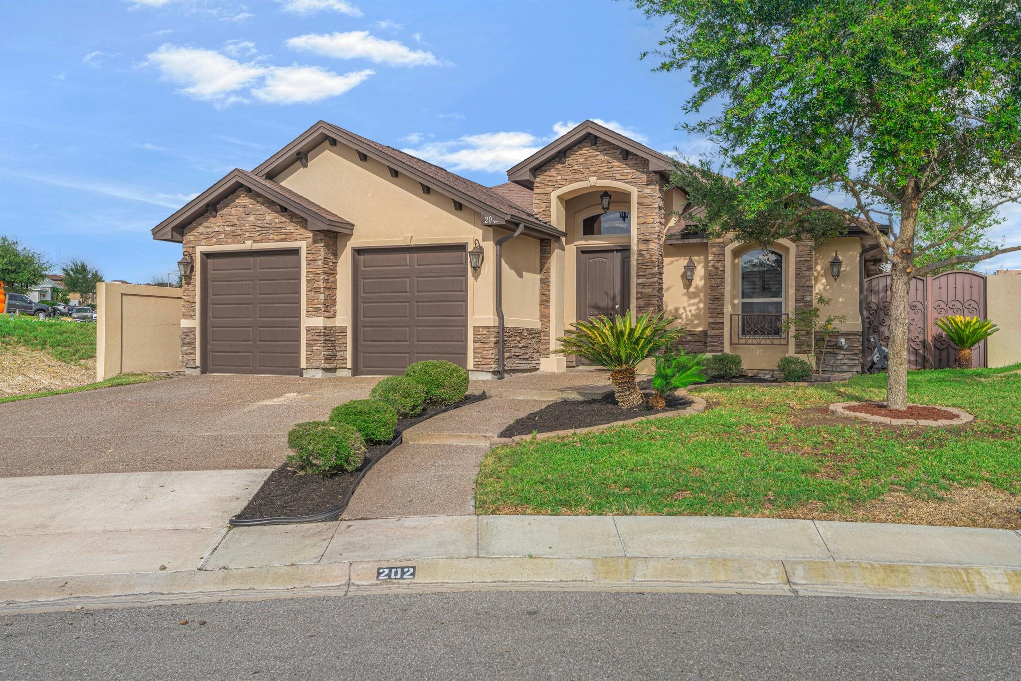 202 Butia Dr Property Photo 3