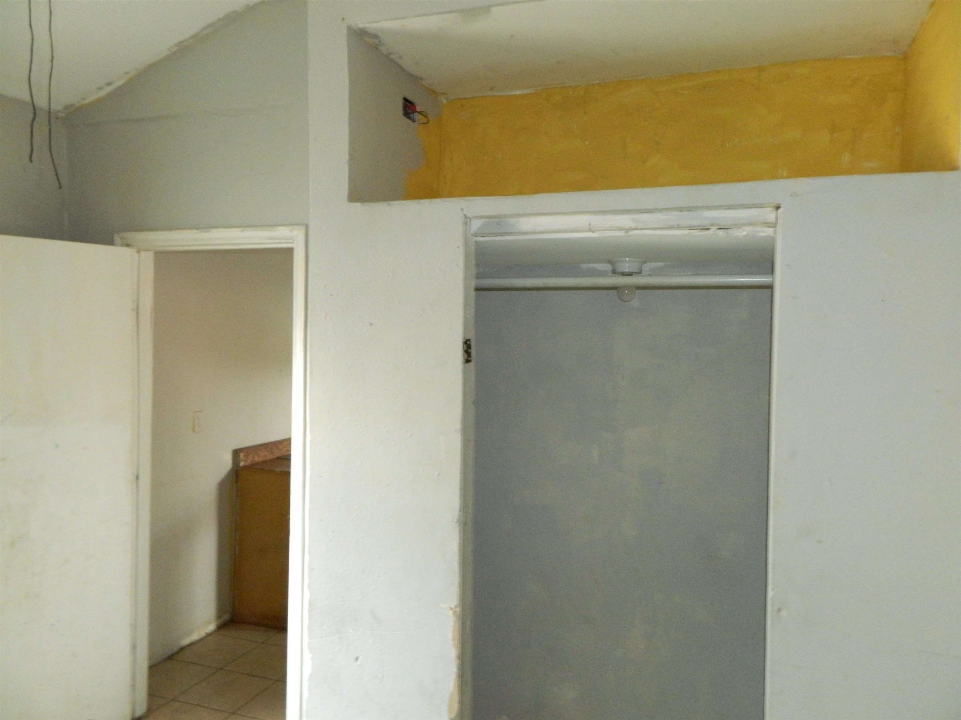 3115 S Jarvis Ave Property Photo 9