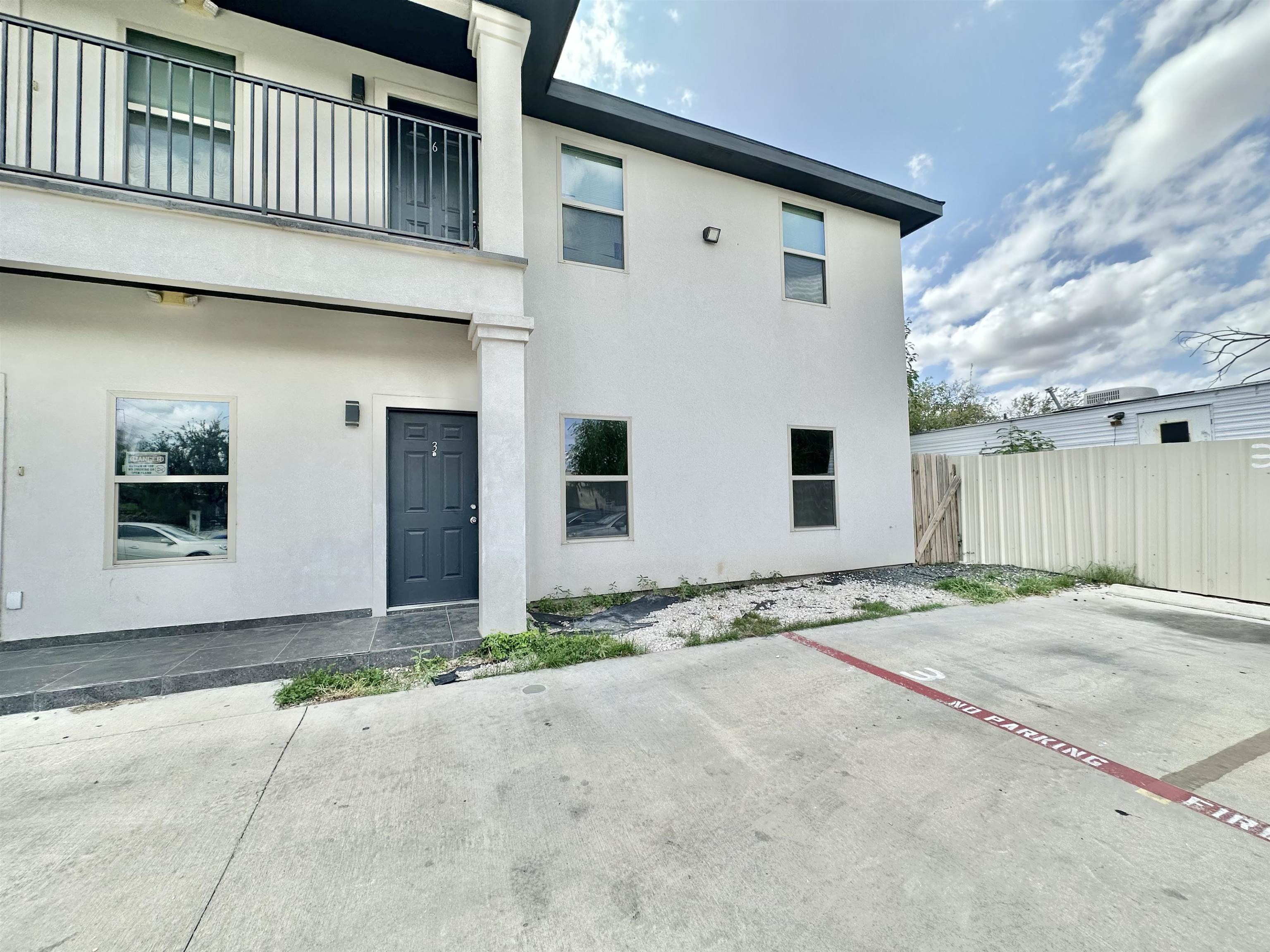 2705 Mauricio St Property Photo 1