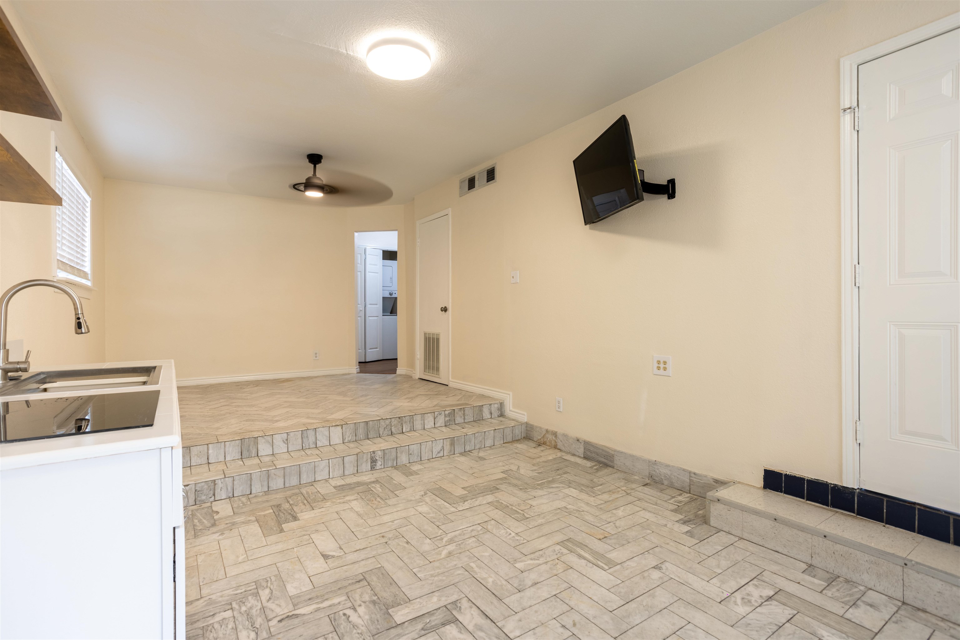 5009 San Francisco Ave D Property Photo 5