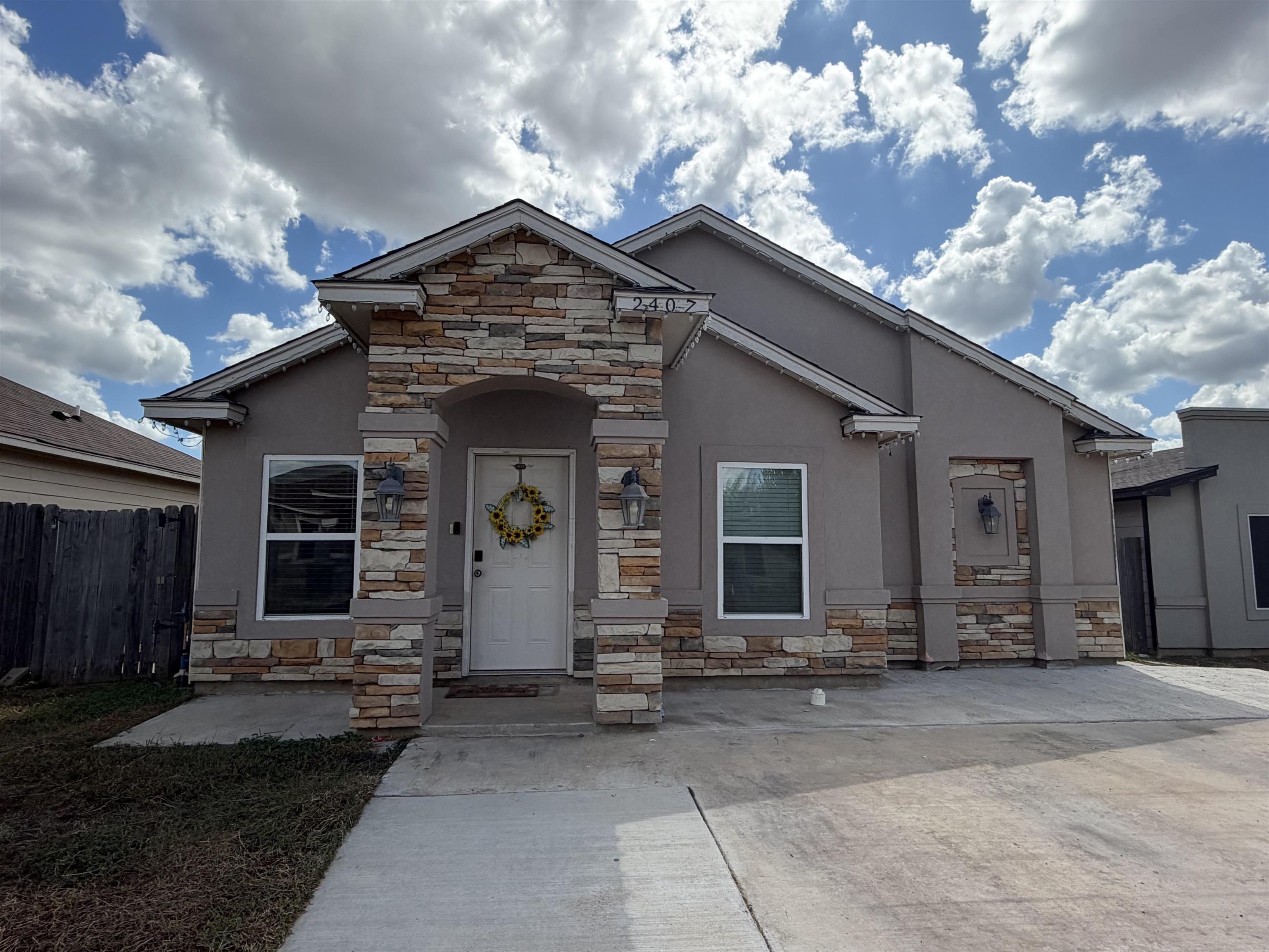 2407 La Parra Ln. Property Photo 1