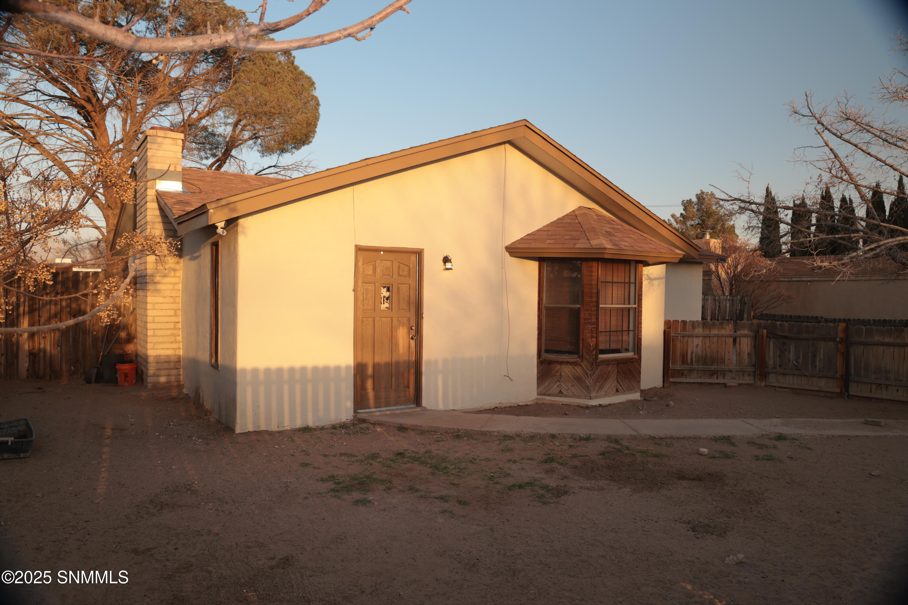 911 Luna Street Property Photo 1