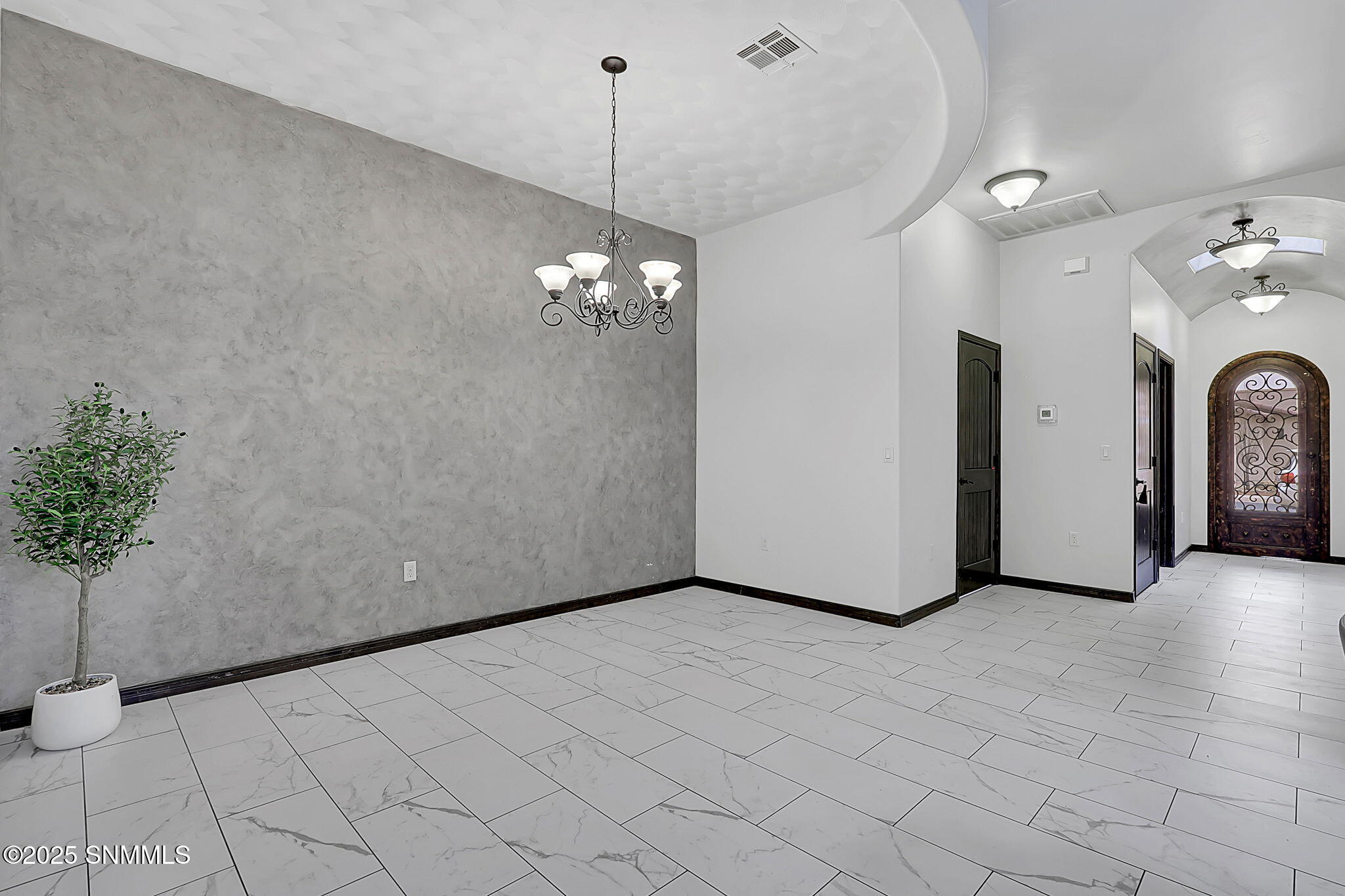 6097 Arosa Street Property Photo 4