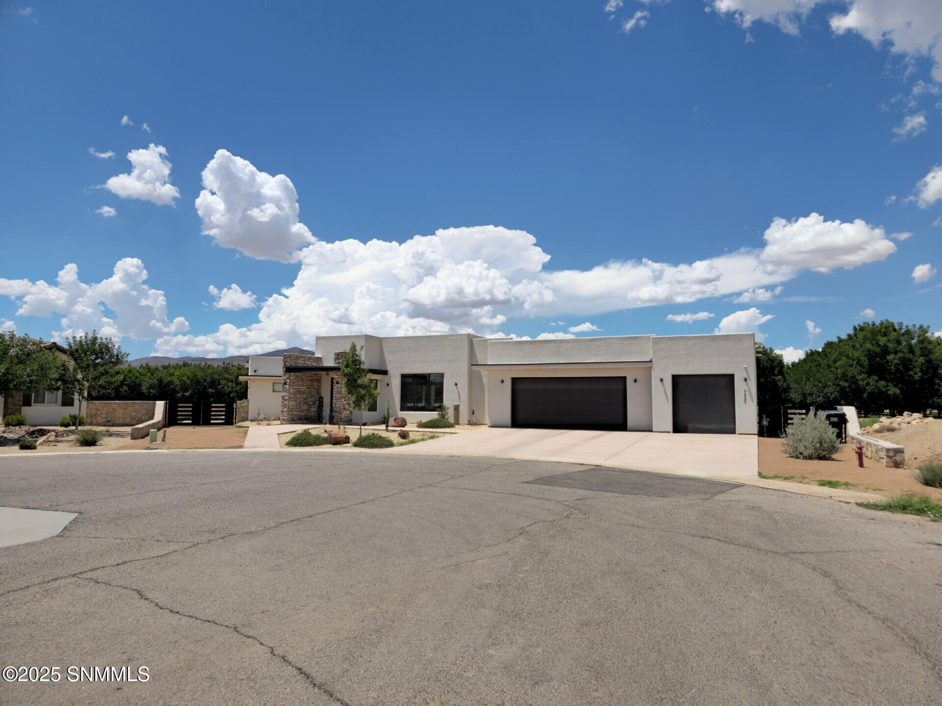 7557 Sussex Court Property Photo 2