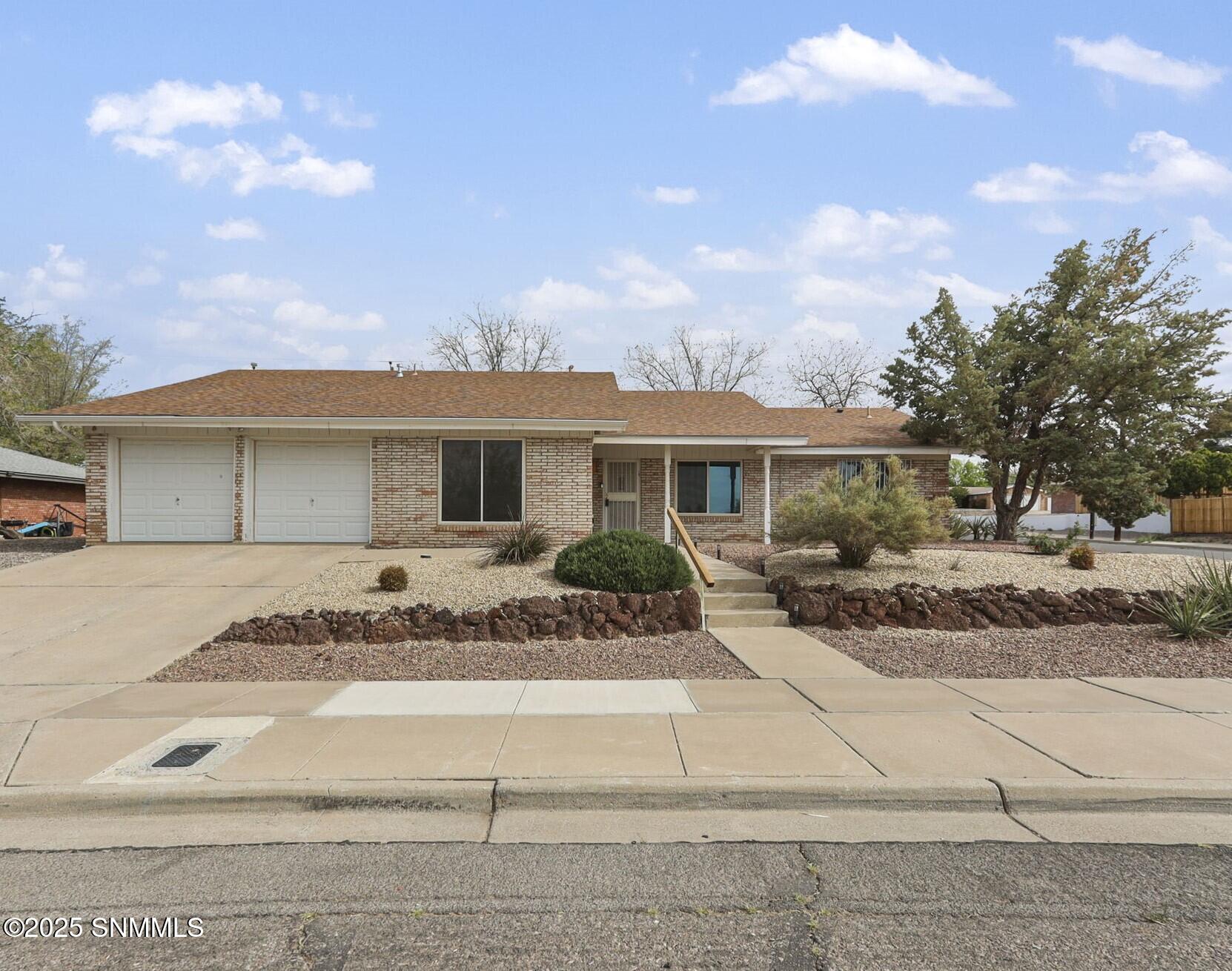 1725 Altura Avenue Property Photo