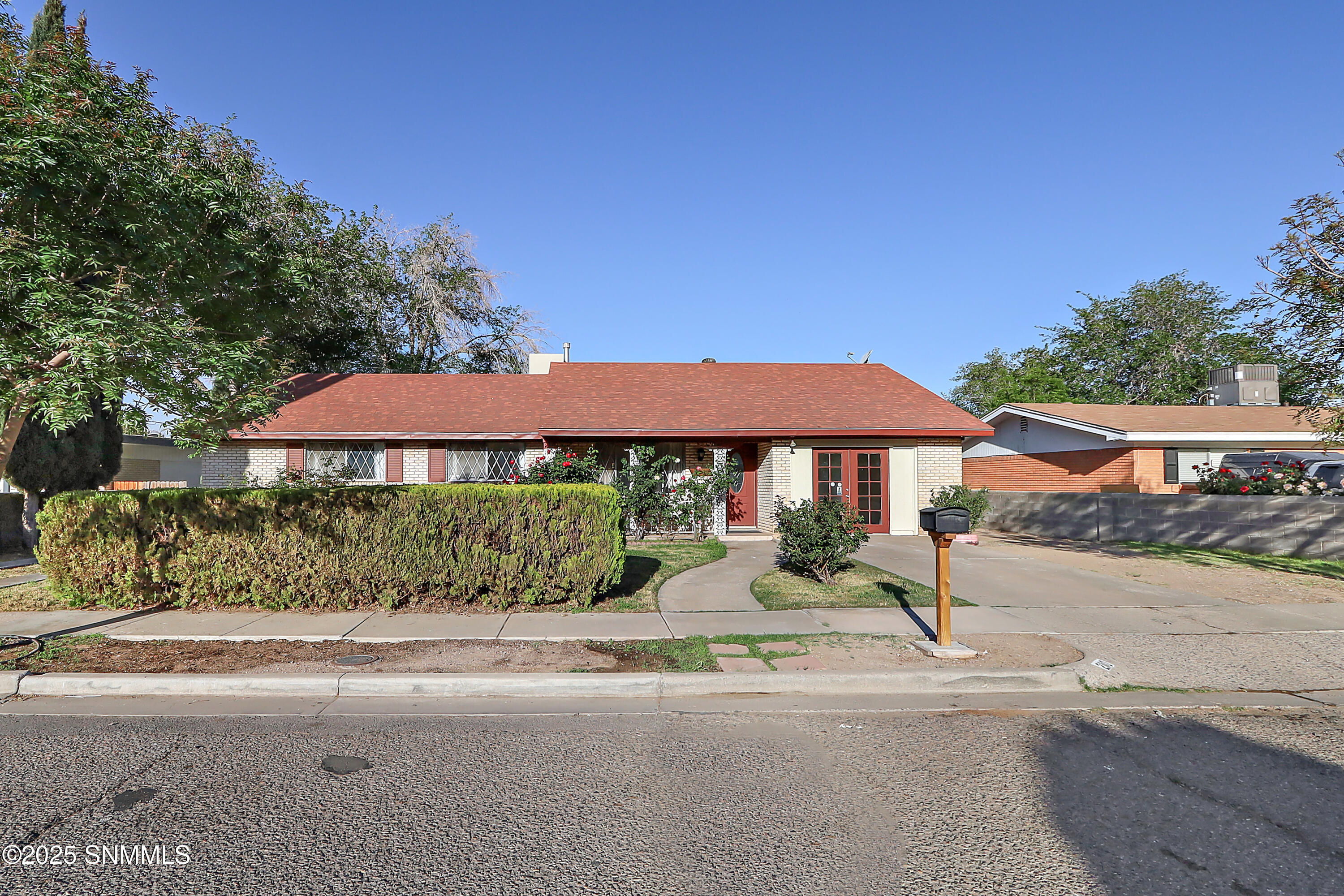 2110 Thomas Drive Property Photo