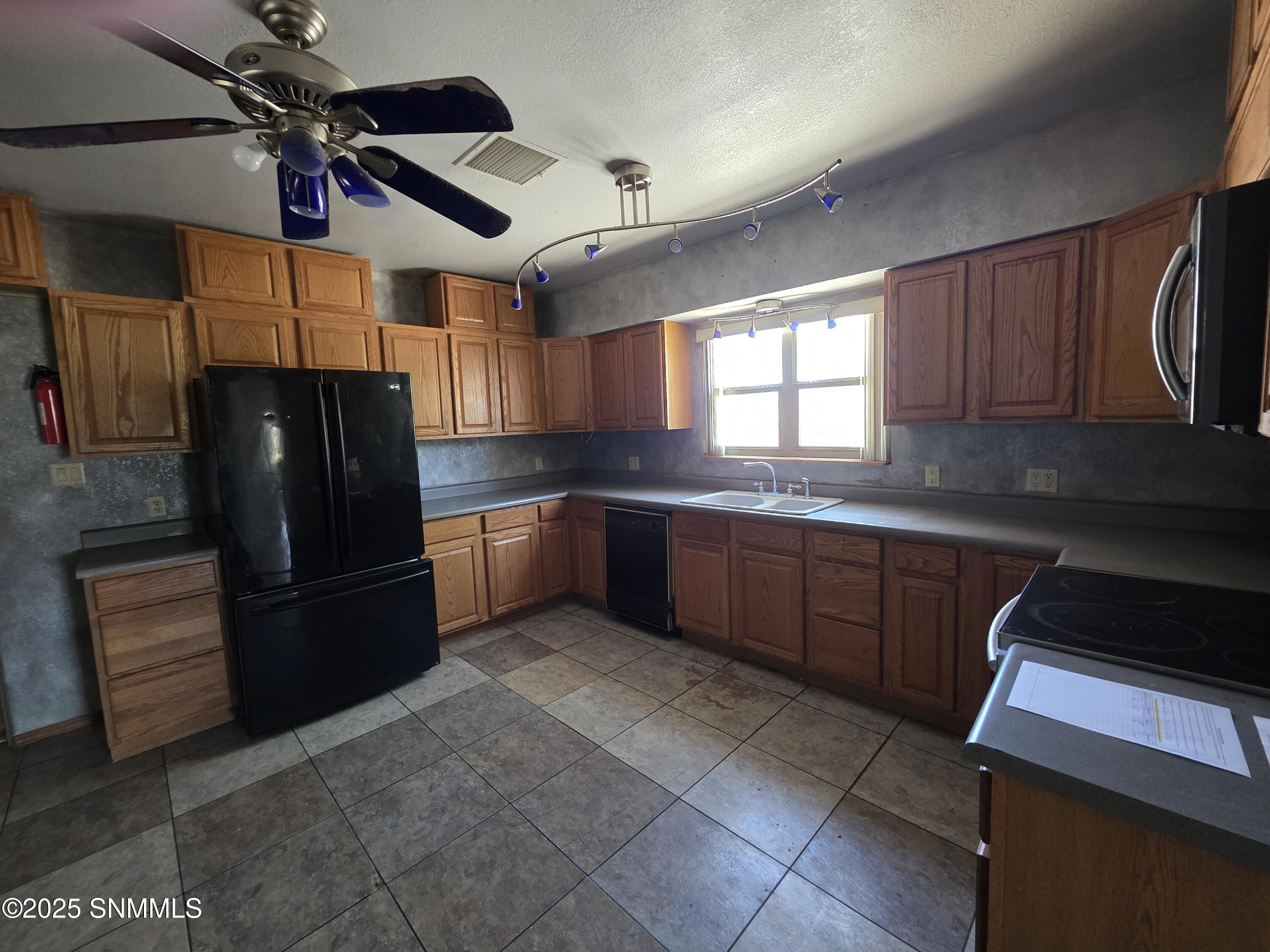 906 Kopra Street Property Photo 3