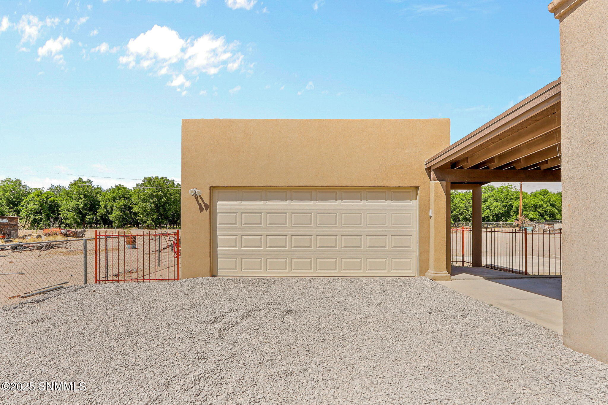 3026 Los Arenales Street Property Photo 2
