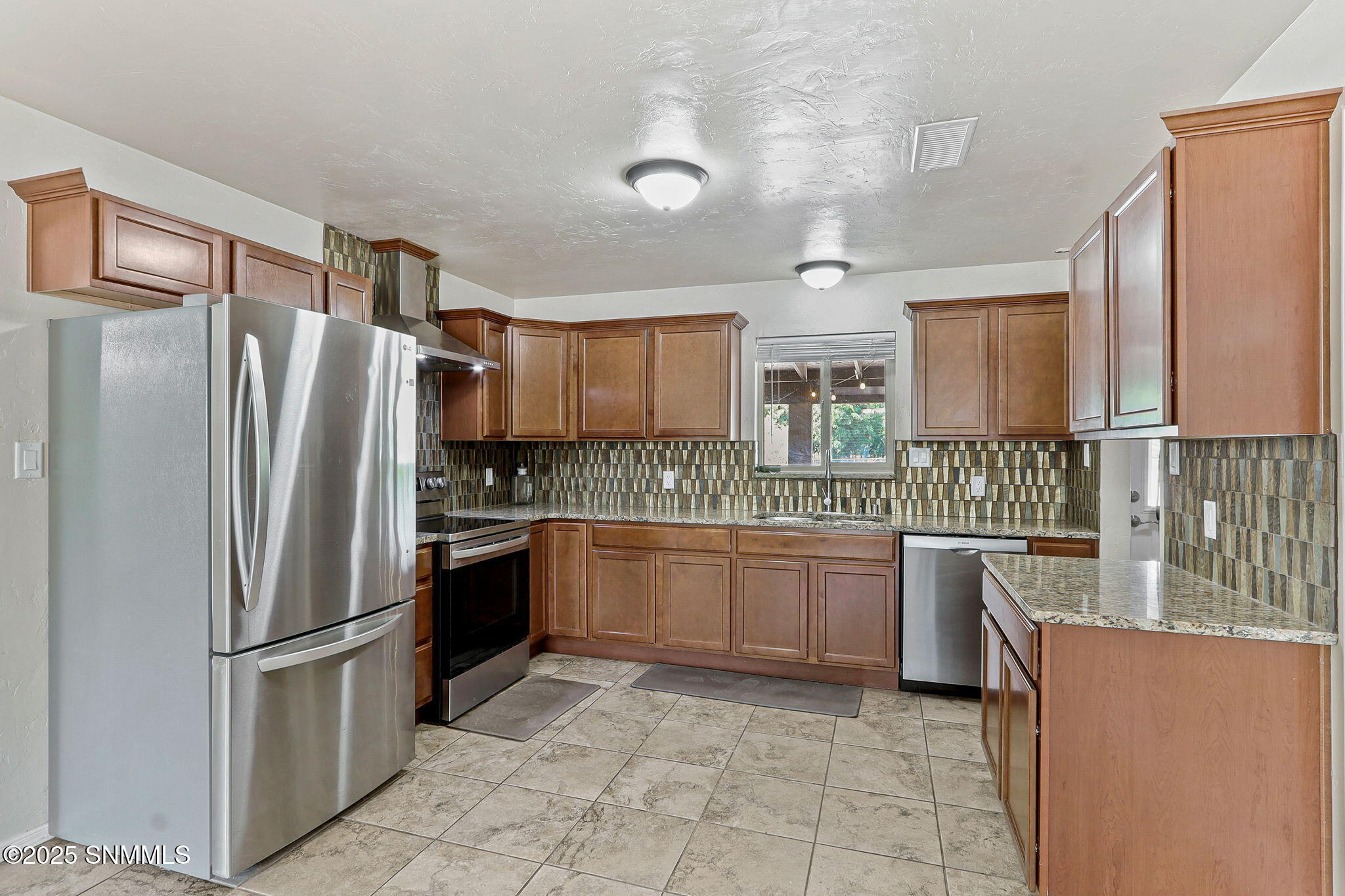 3026 Los Arenales Street Property Photo 4