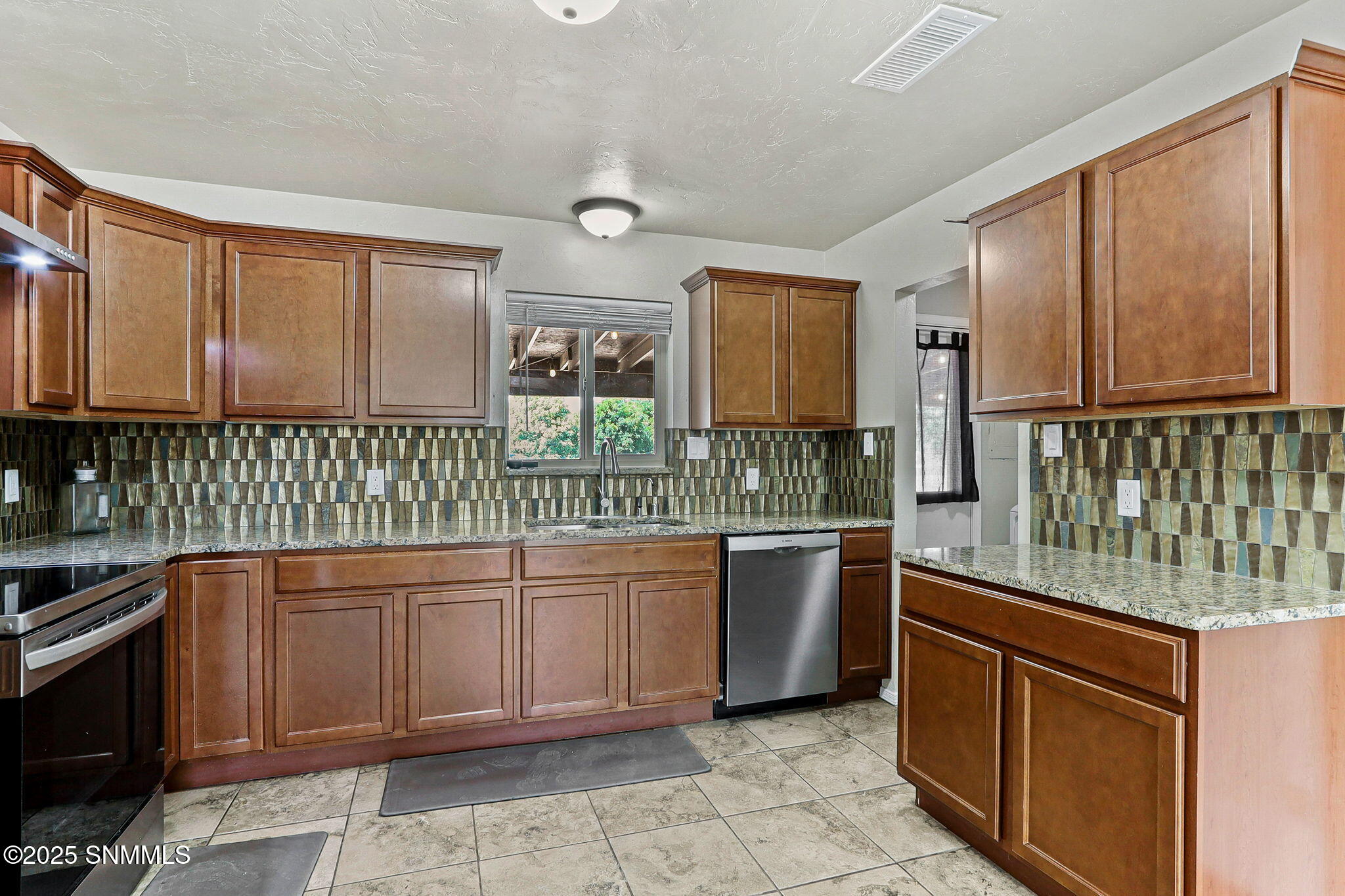 3026 Los Arenales Street Property Photo 6