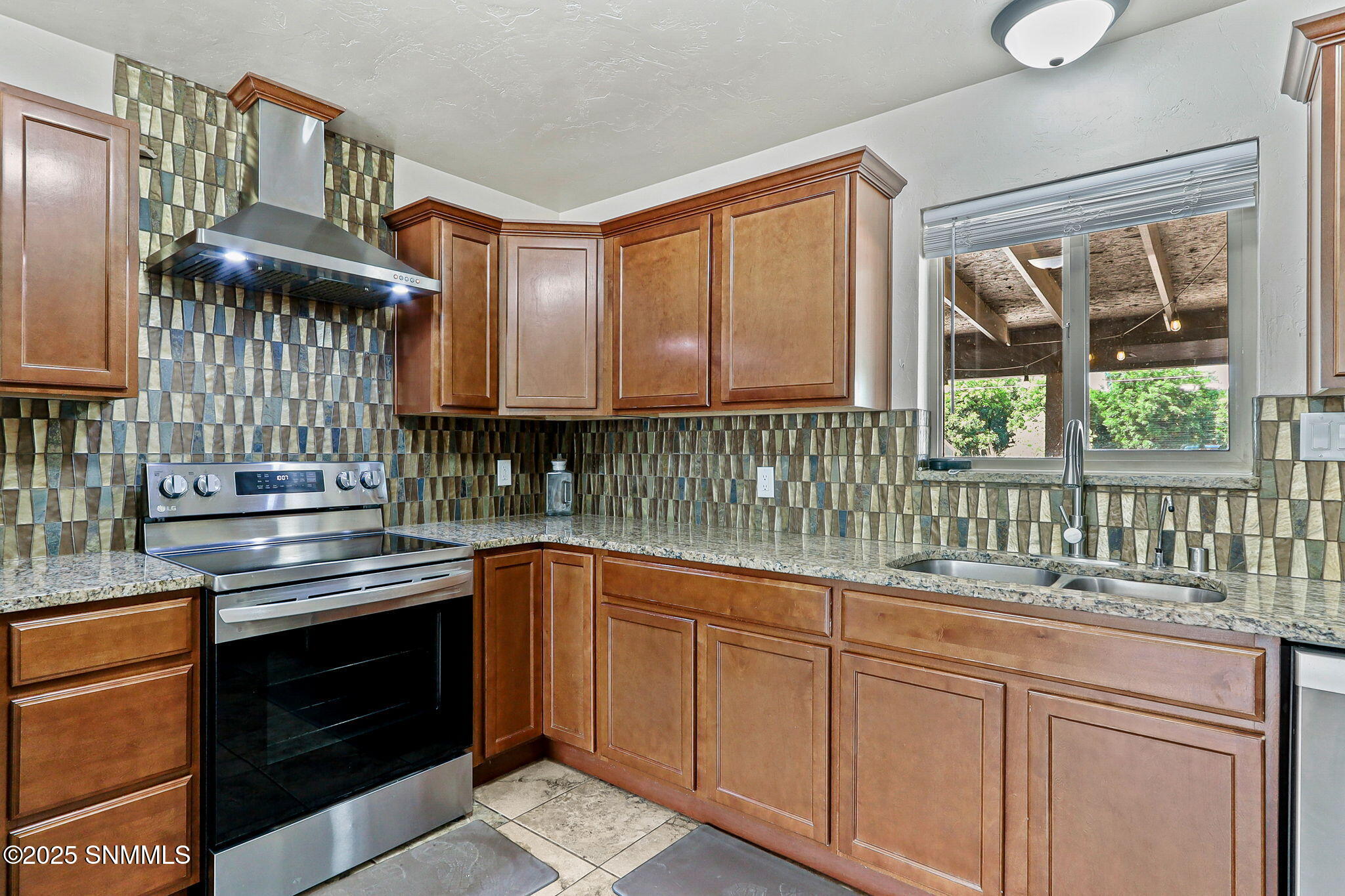 3026 Los Arenales Street Property Photo 7