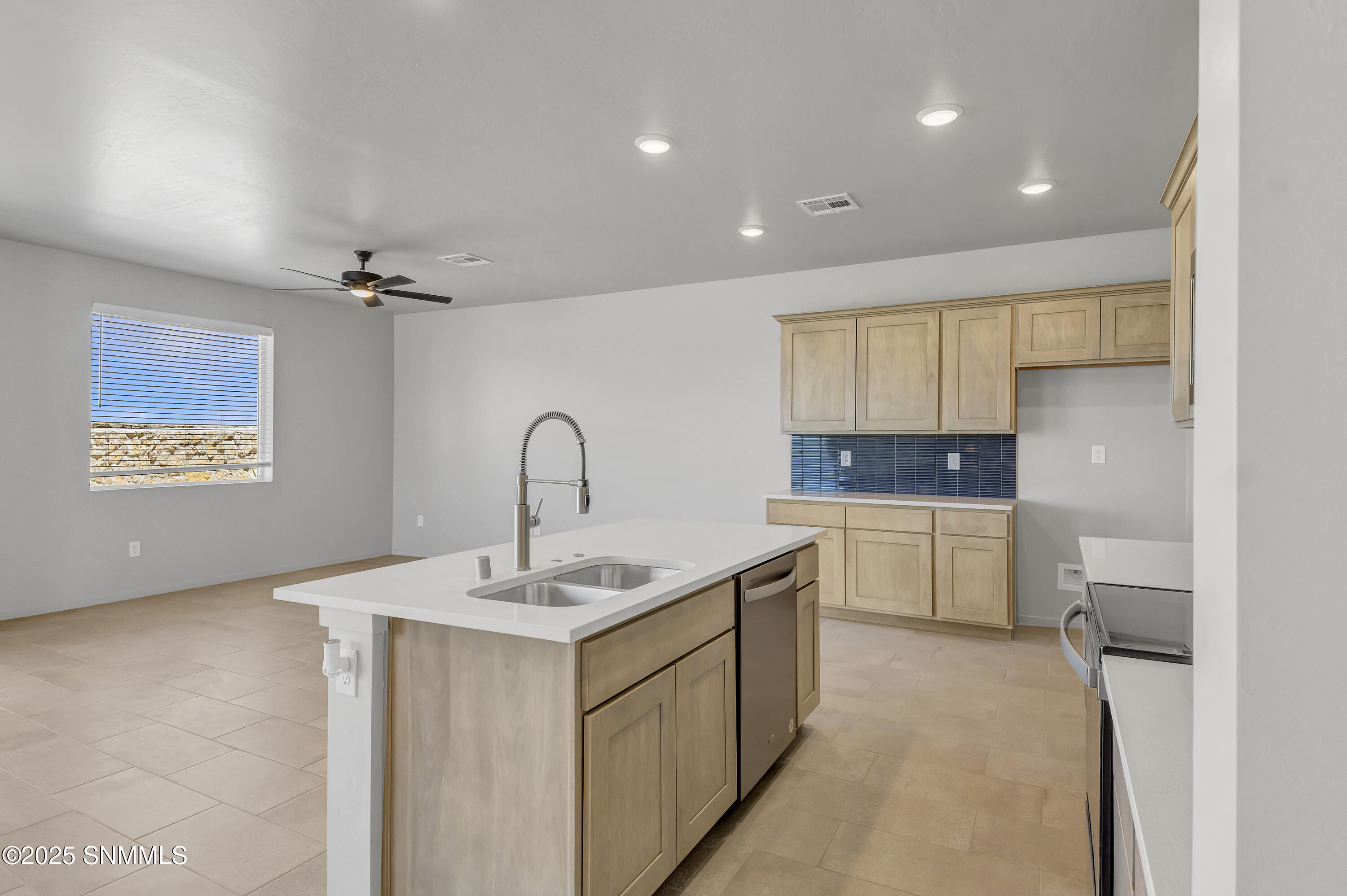 3049 Gladstone Street Property Photo 5