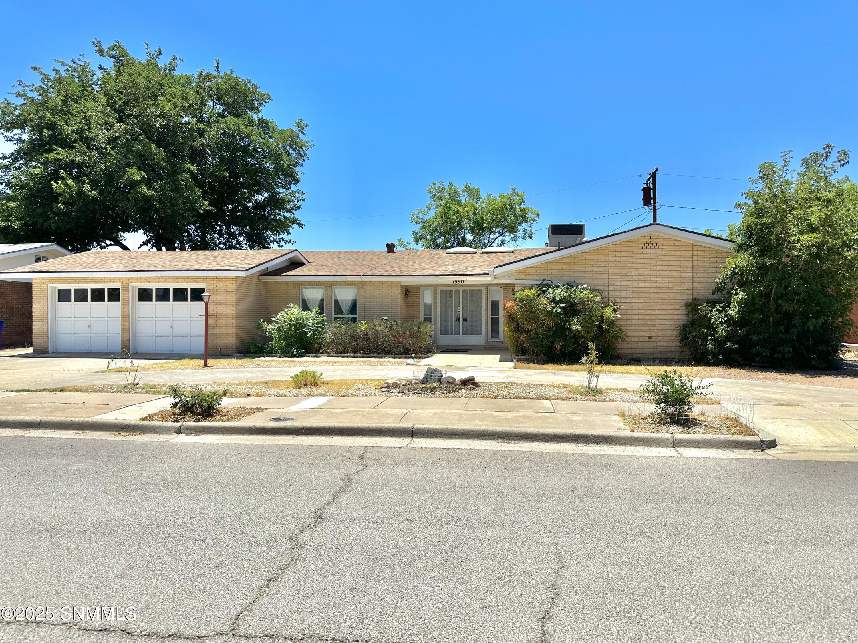 1990 Cresent Drive Property Photo 1