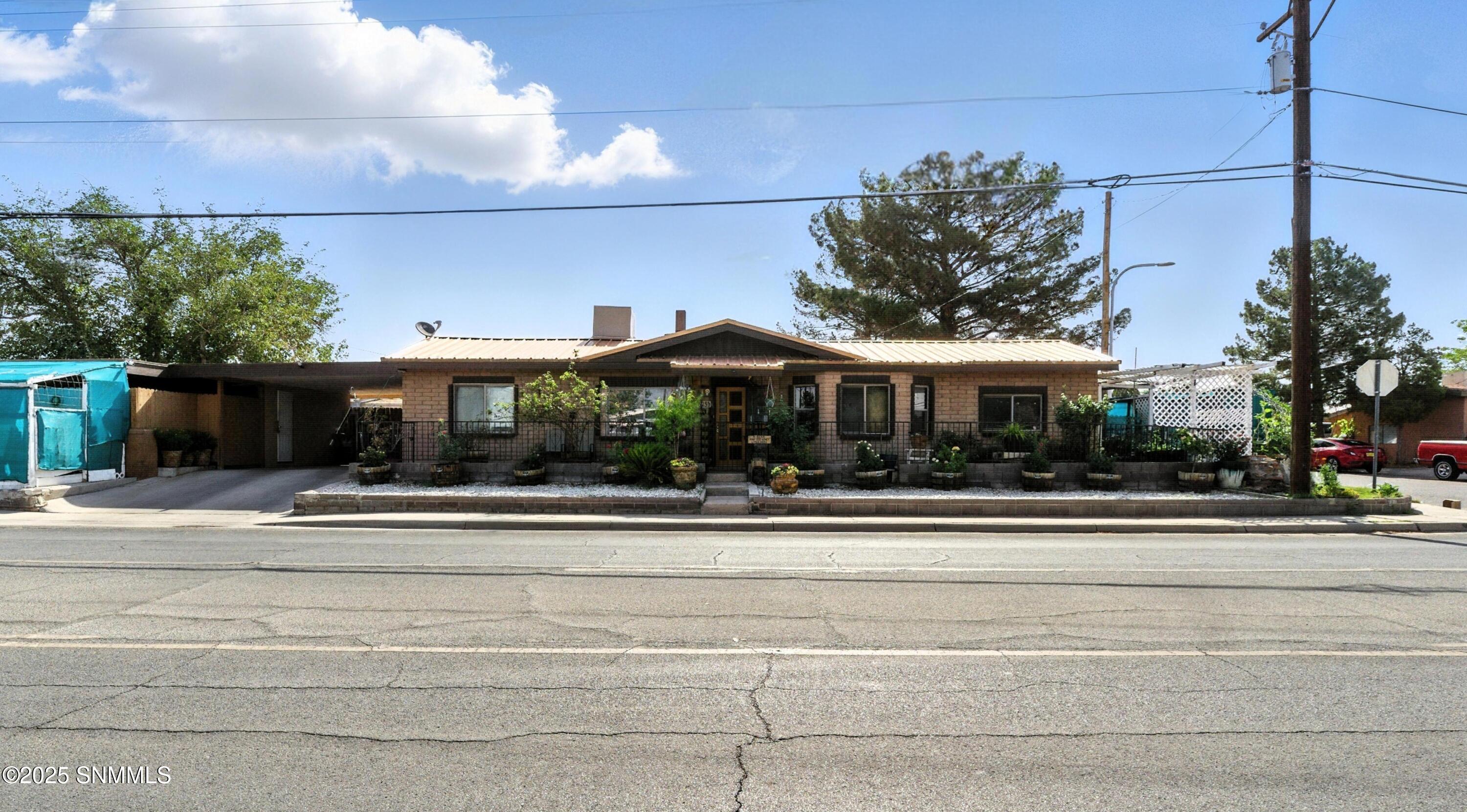 525 S Espina Street Property Photo 1