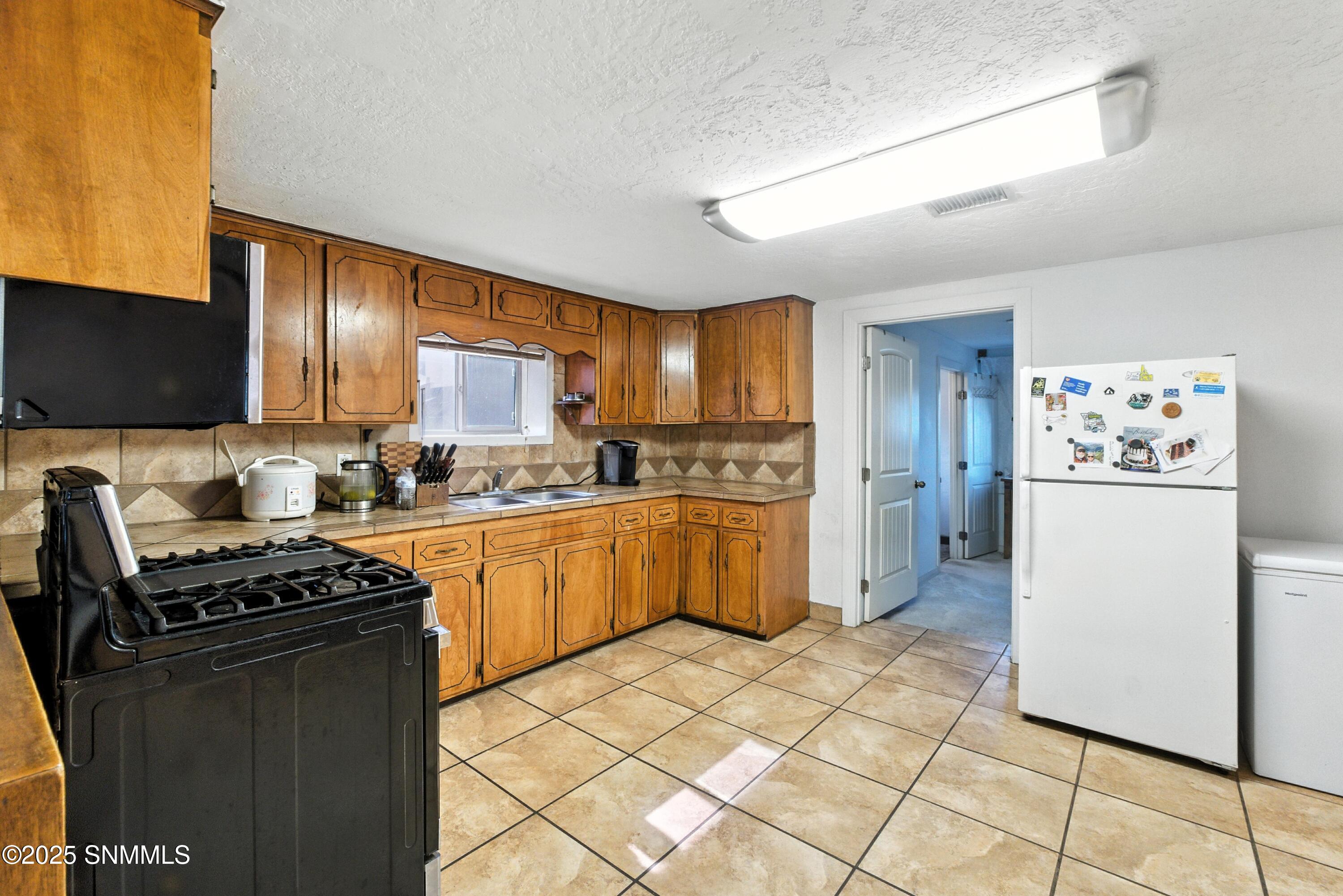 525 S Espina Street Property Photo 7