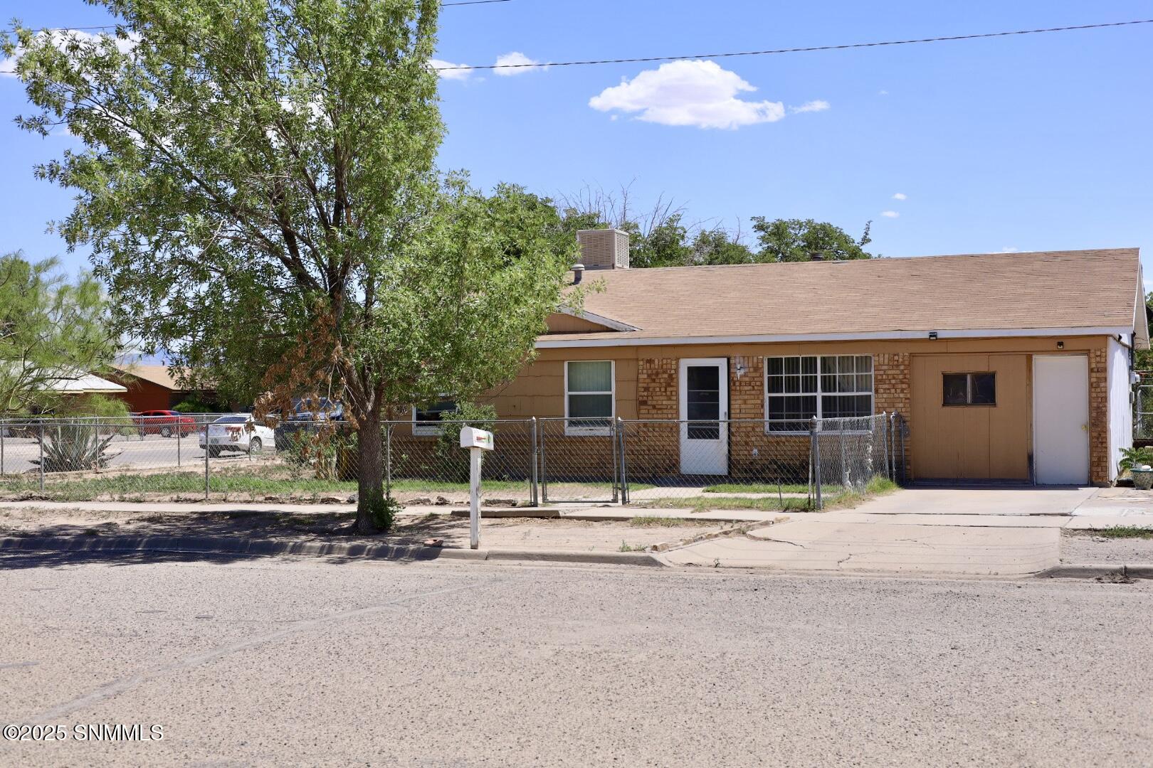 200 W Plum Street Property Photo 1