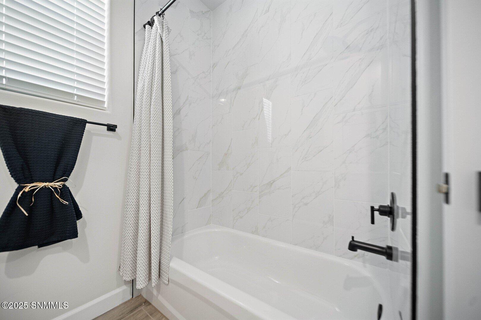 5009 Sand Stream Road Property Photo 3