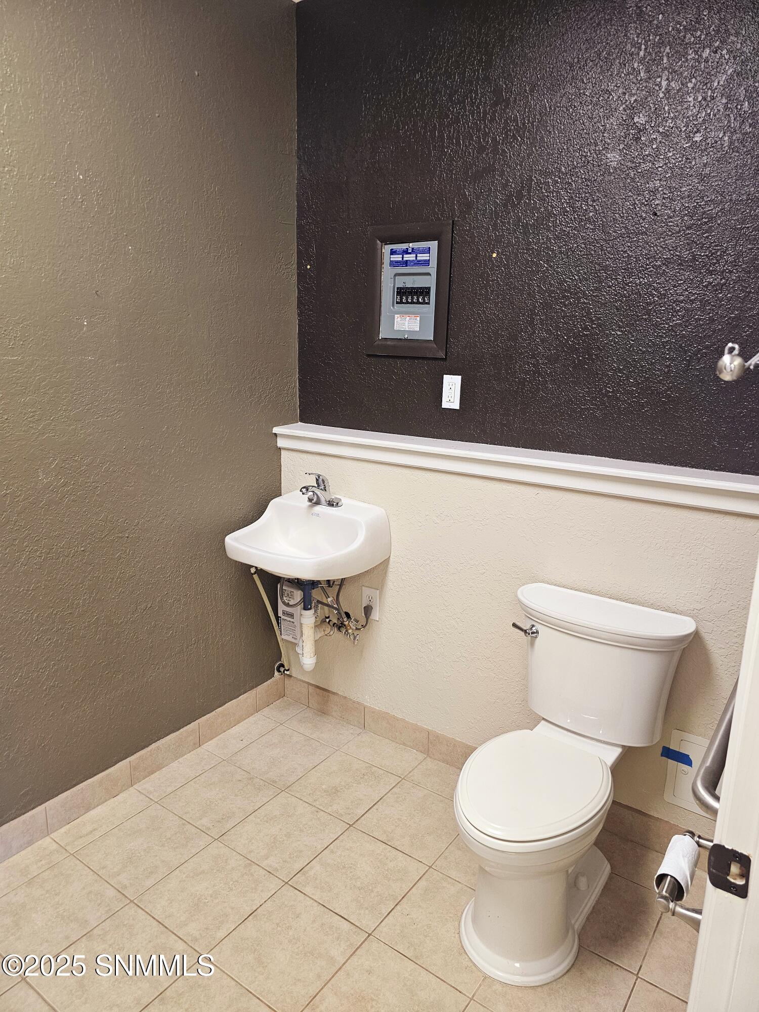 1900 S Telshor Boulevard Suite D Property Photo 4