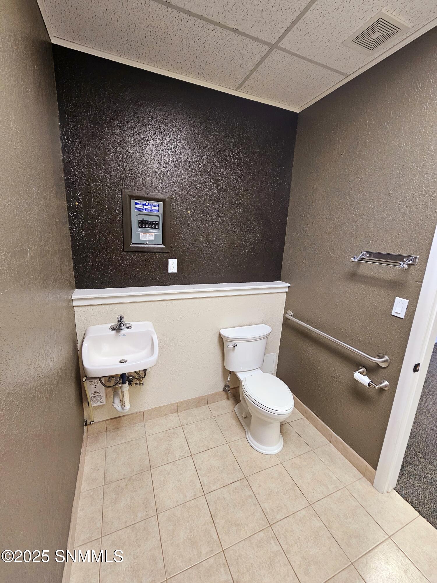 1900 S Telshor Boulevard Suite D Property Photo 5