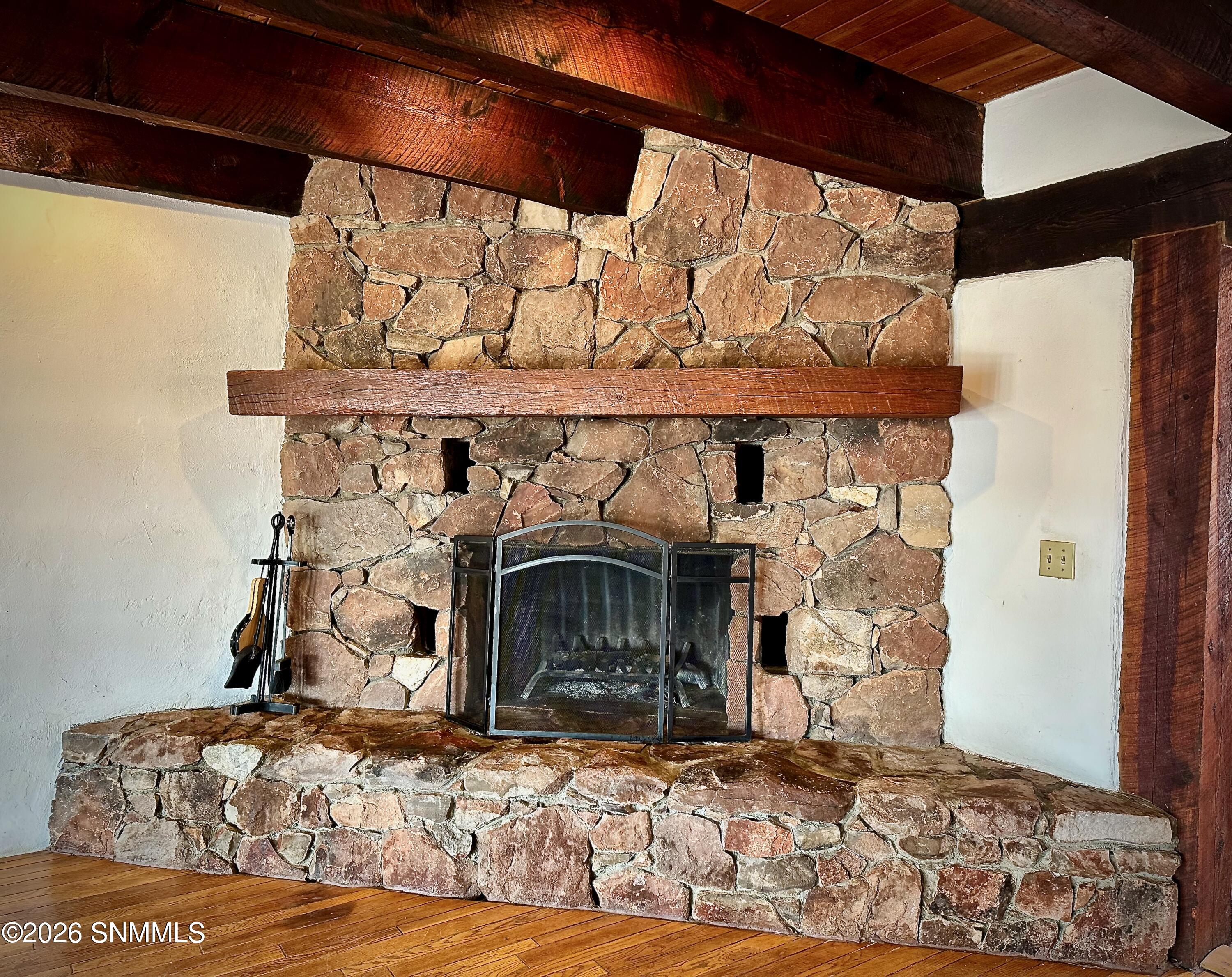 1095 Little Road Property Photo 4