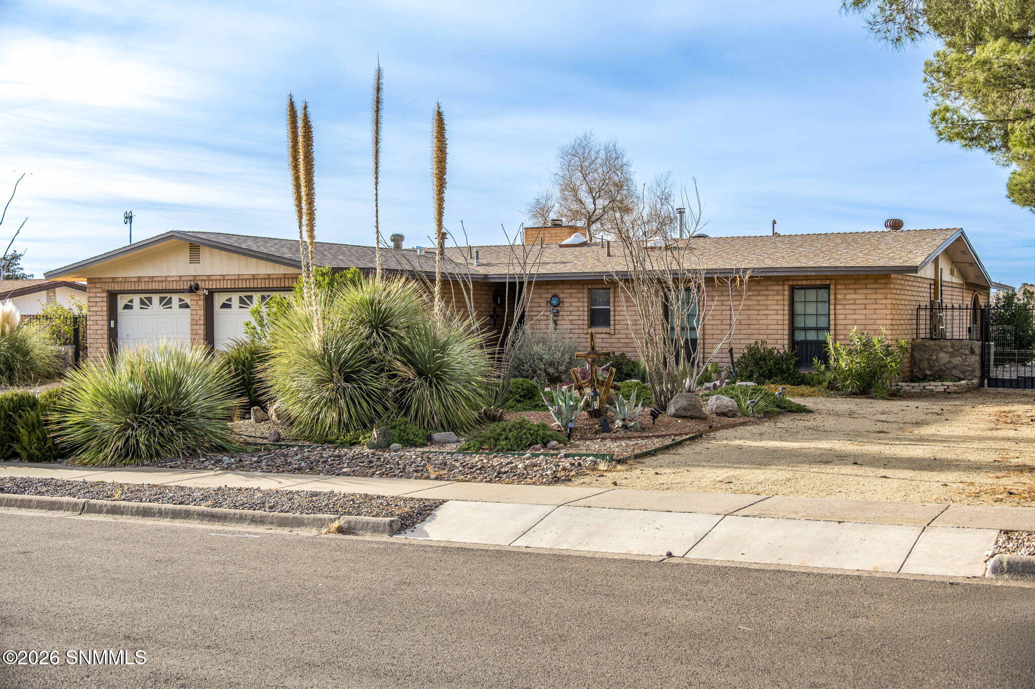 2303 Uranus Avenue Property Photo 1