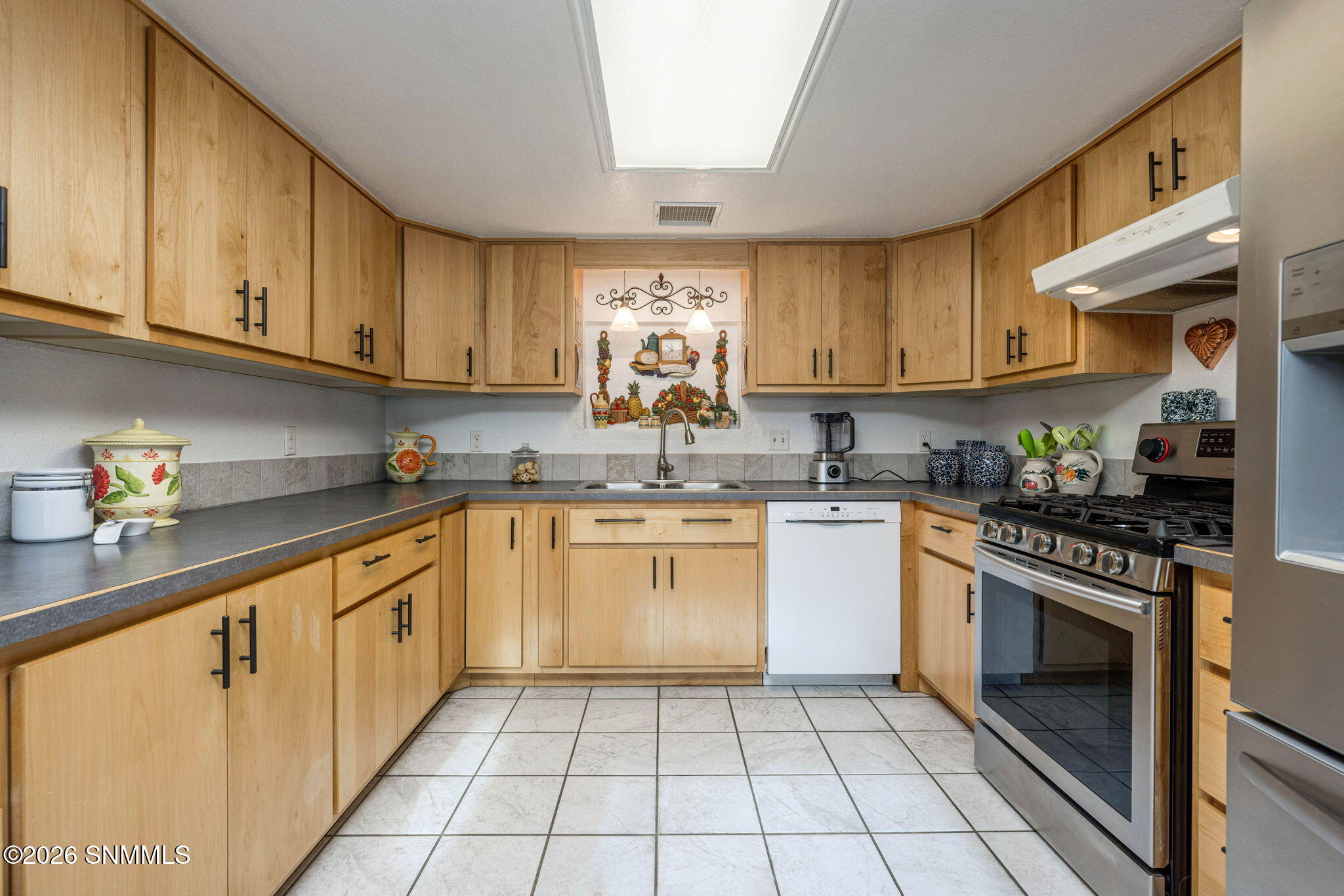 2303 Uranus Avenue Property Photo 7