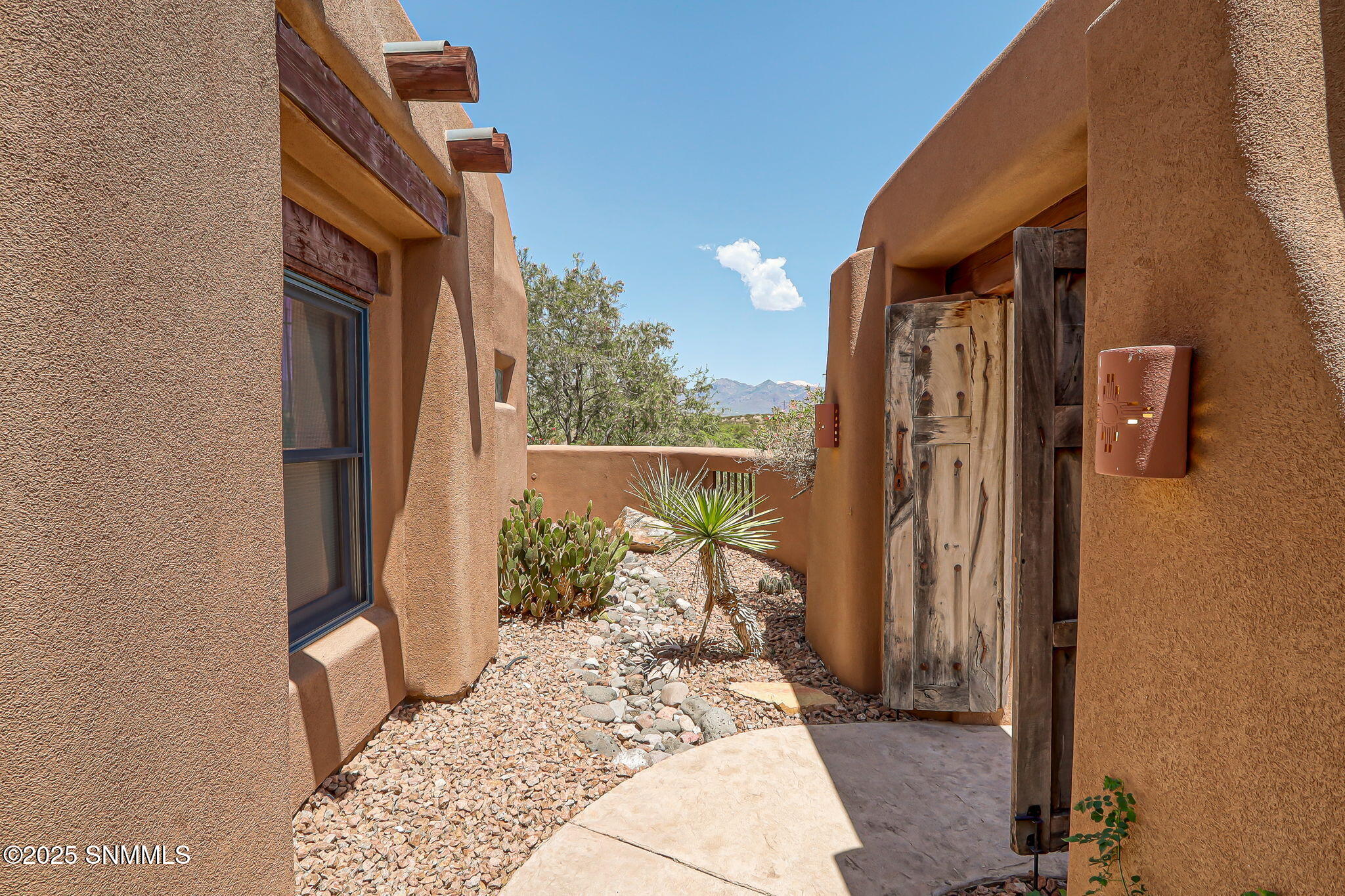 6145 Luna De Oro Property Photo 4