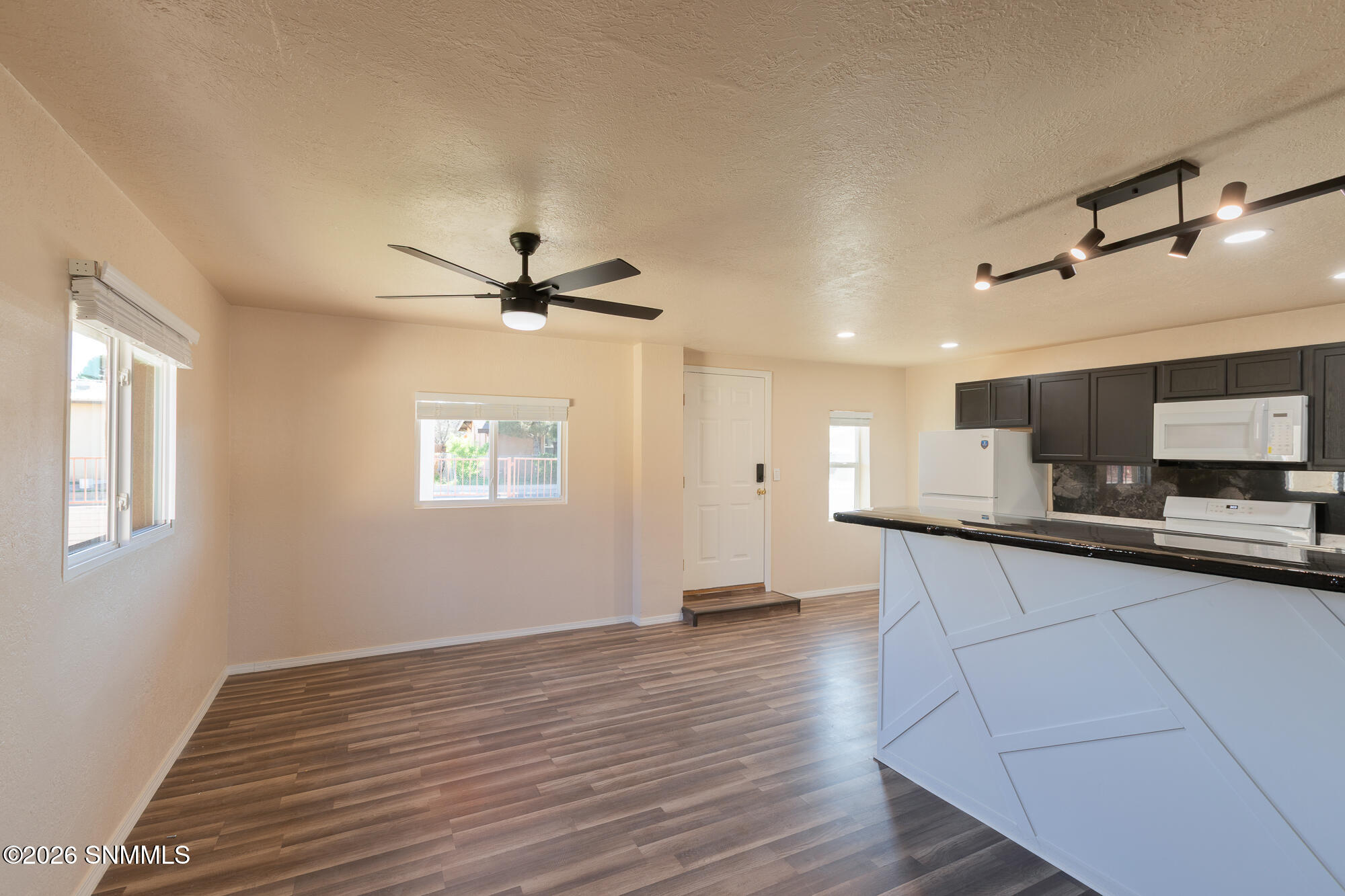 1220 W Hall Avenue Property Photo 8