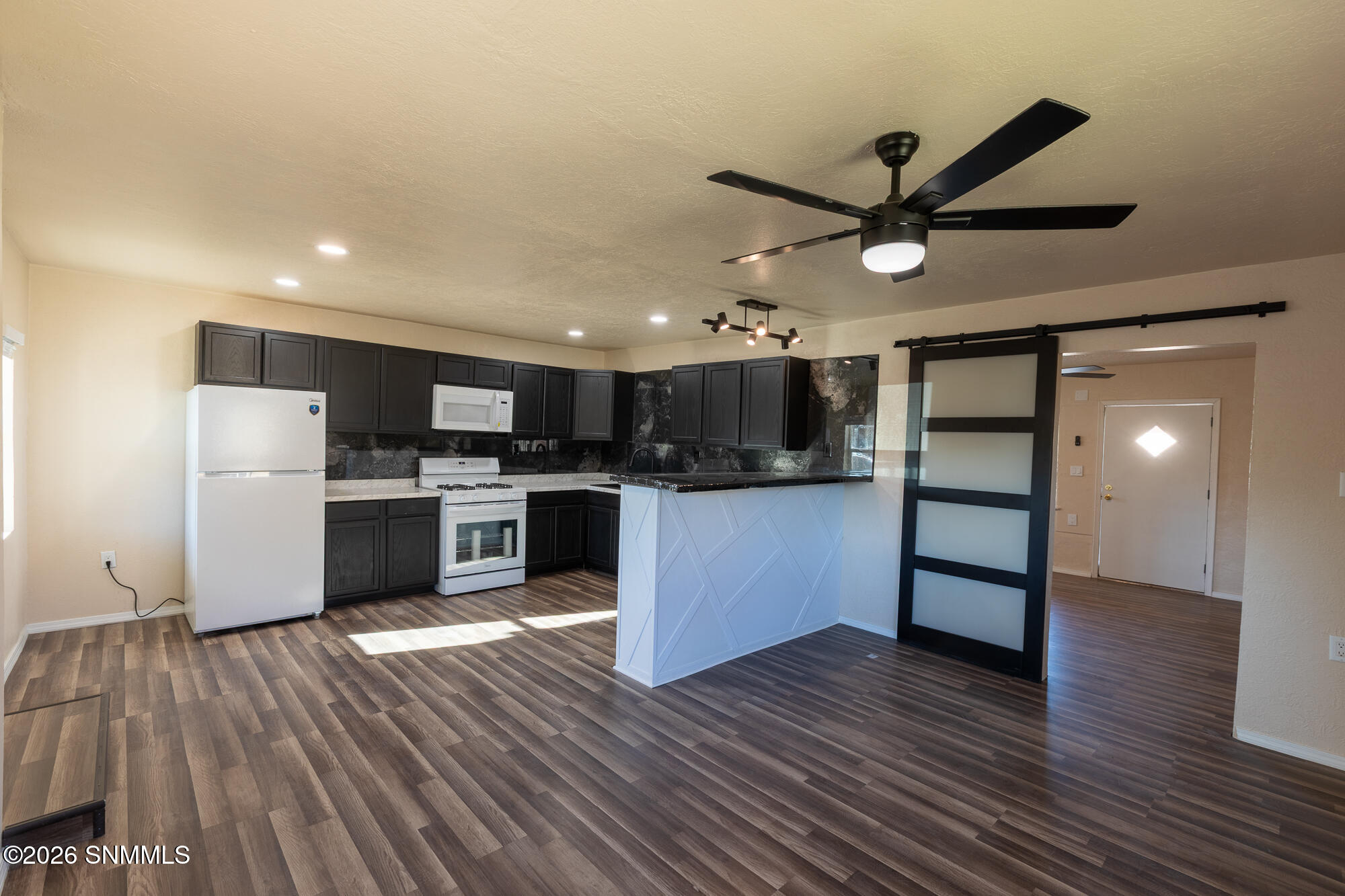 1220 W Hall Avenue Property Photo 9