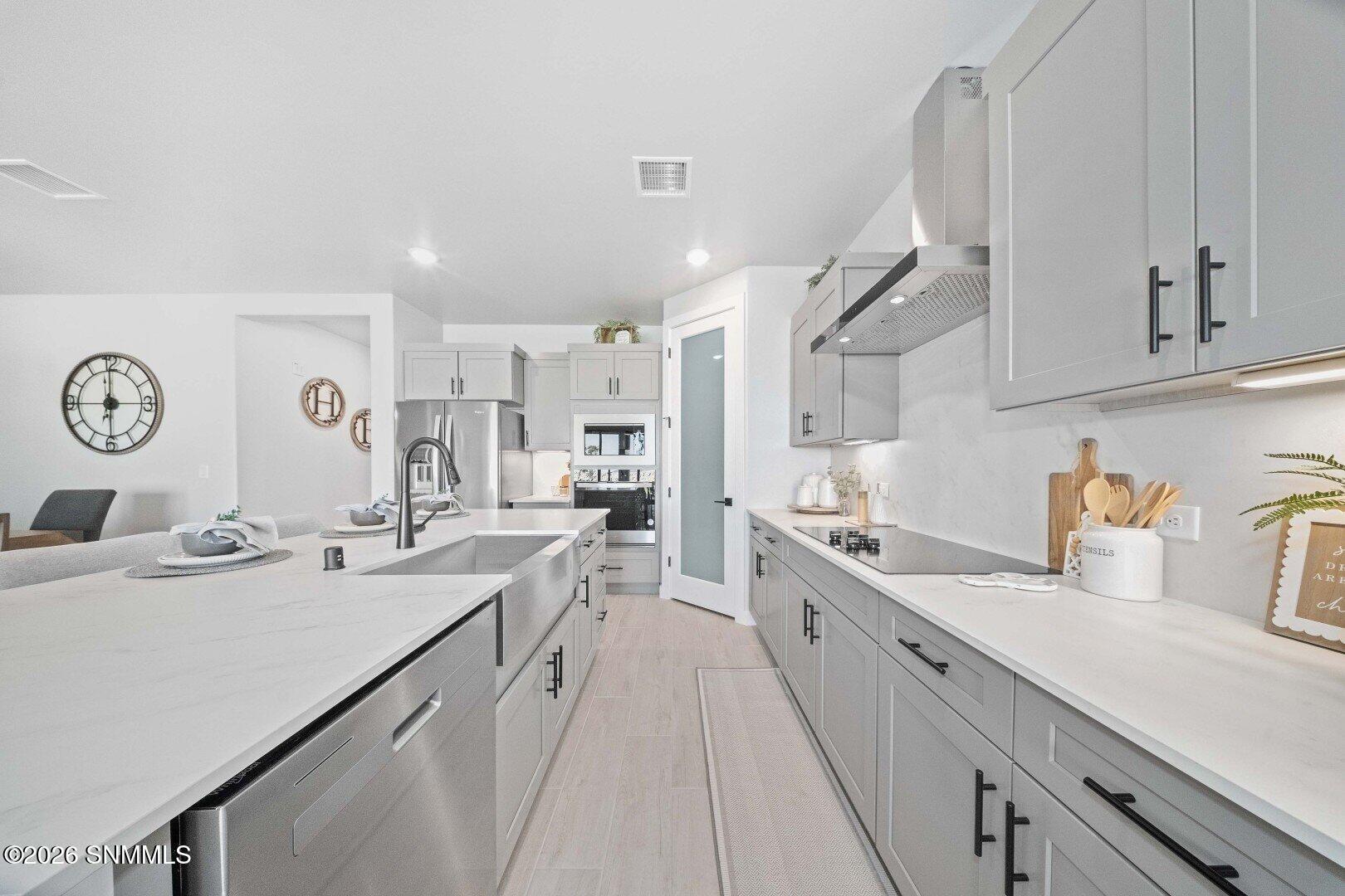 6047 Summer Ridge Avenue Property Photo 4