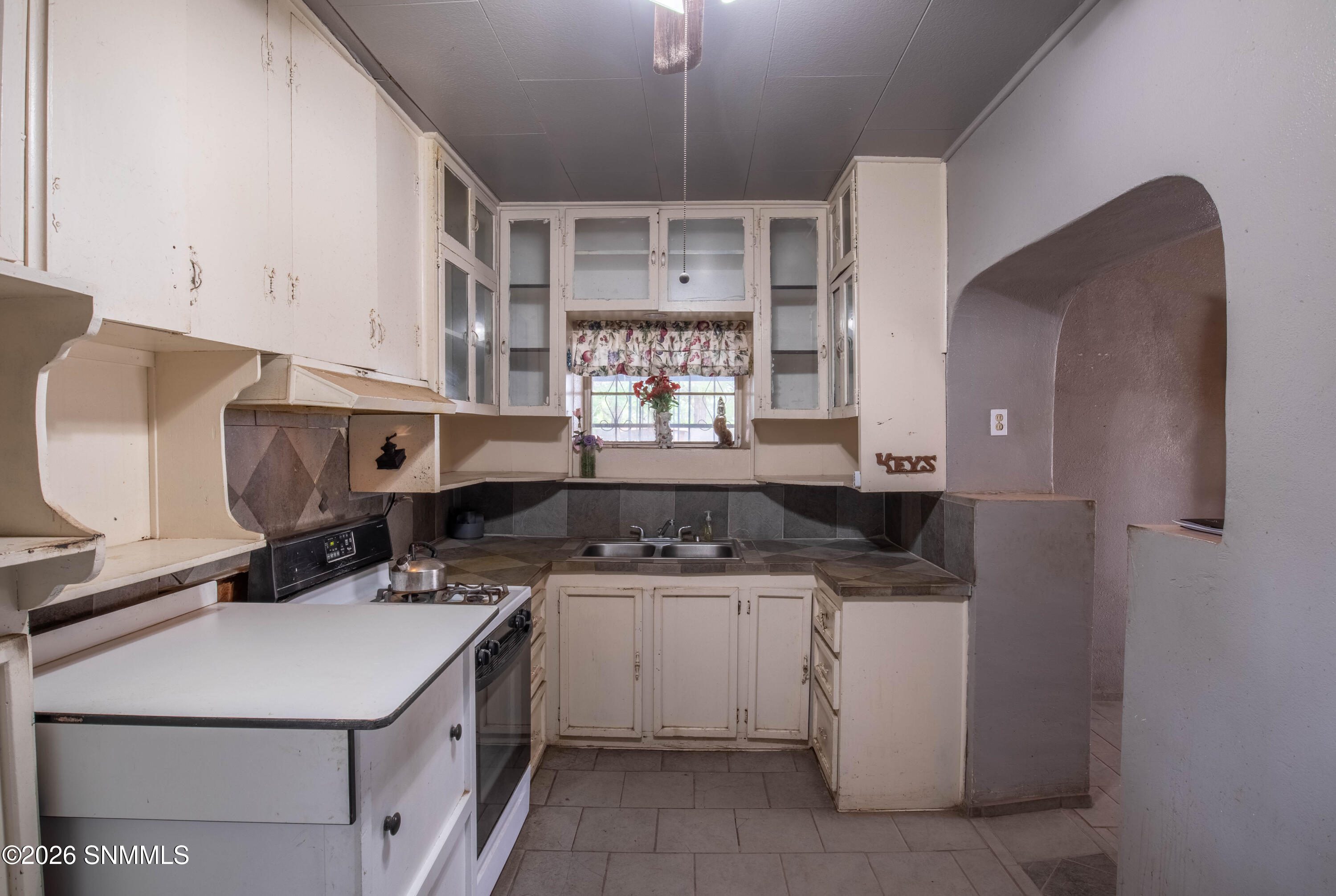 1061 N Tornillo Street Property Photo 6
