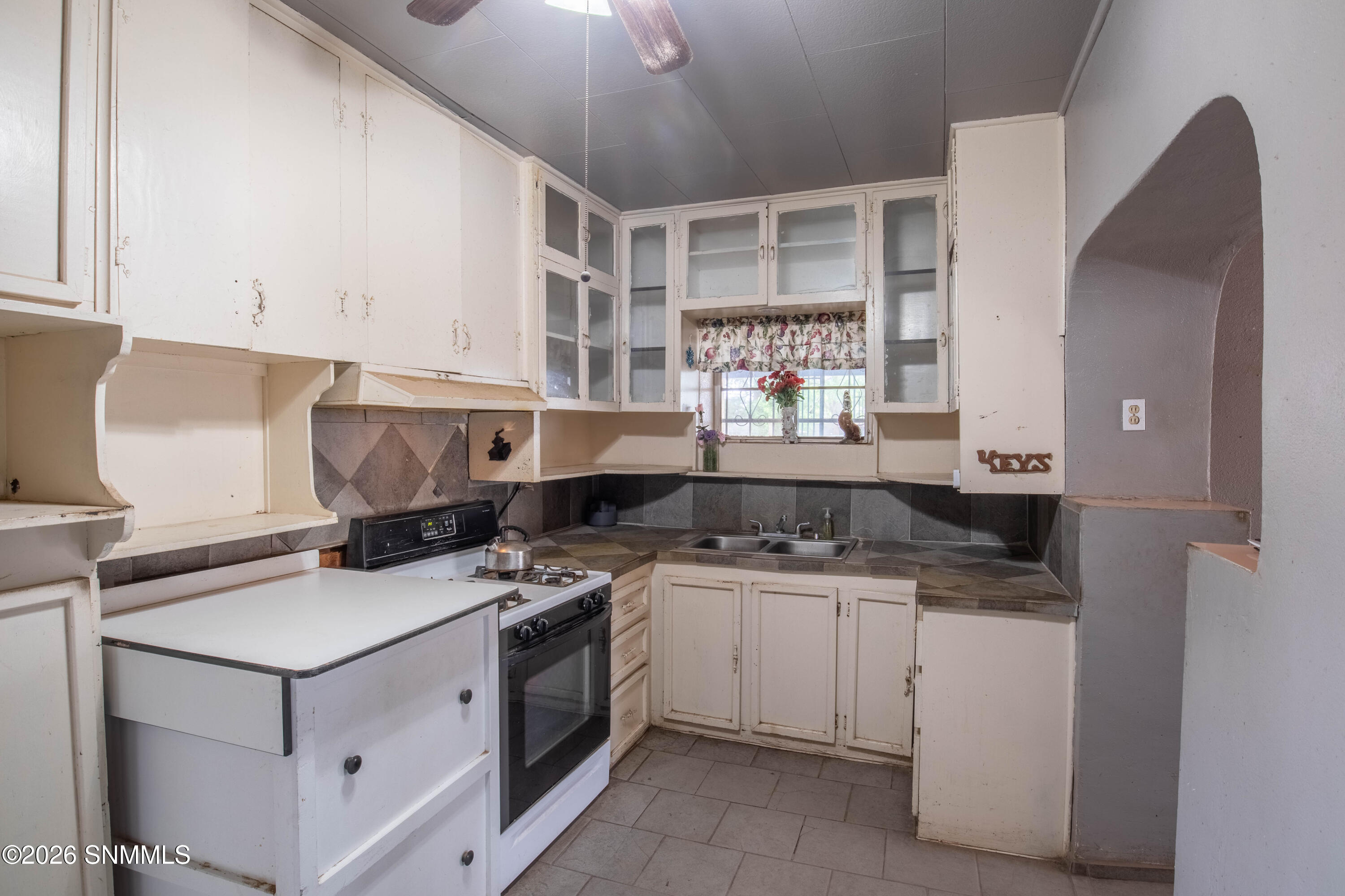 1061 N Tornillo Street Property Photo 7