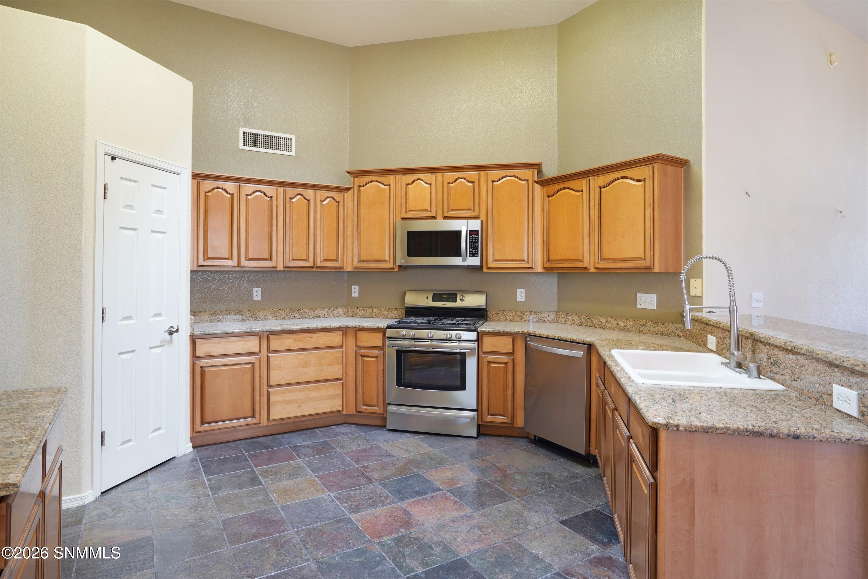 2205 Sun Chaser Place Property Photo 7