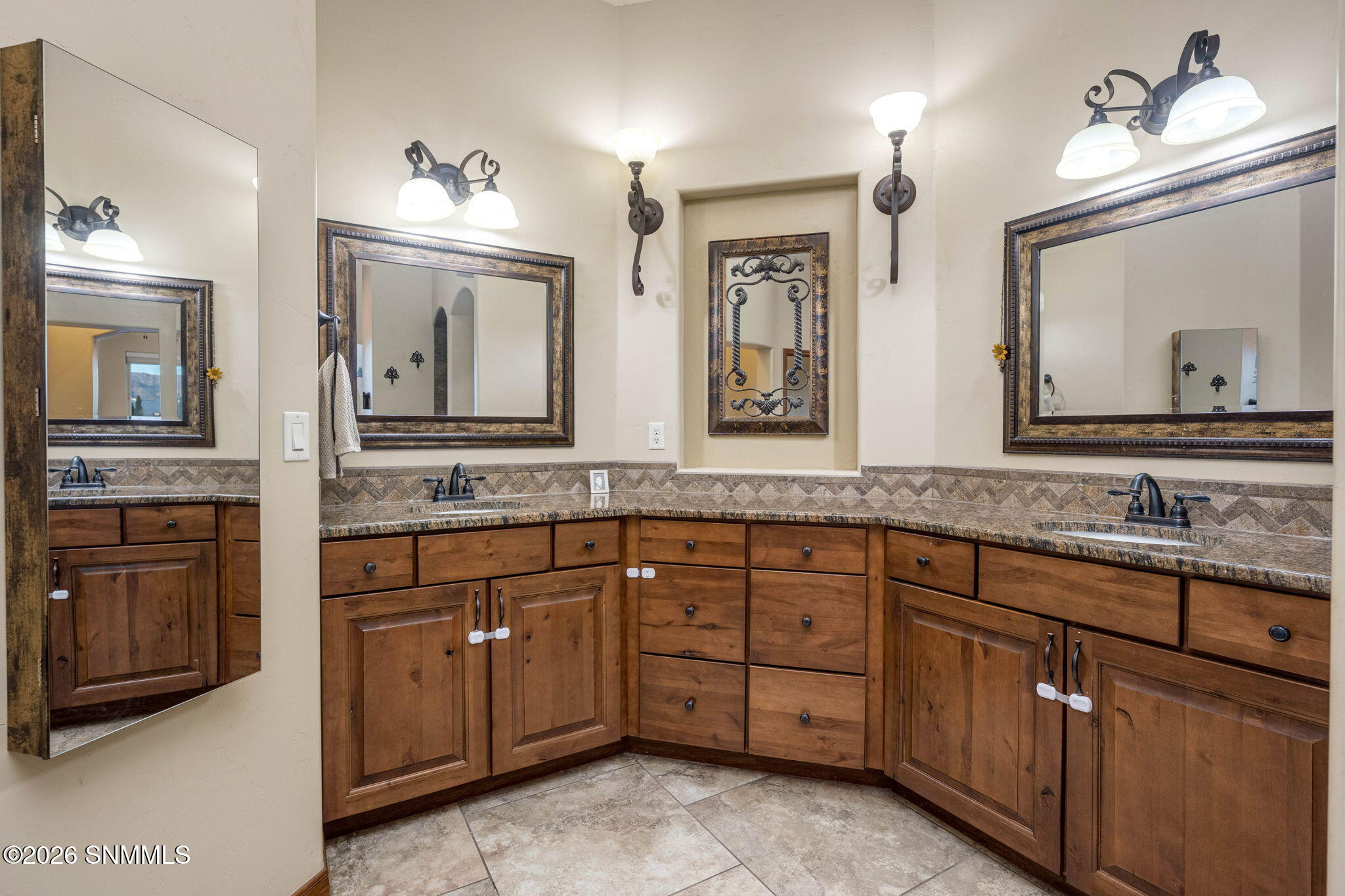 5677 Calle De Paradise Property Photo 28