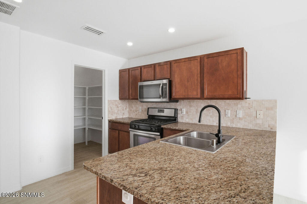 5077 Kensington Way Property Photo 7