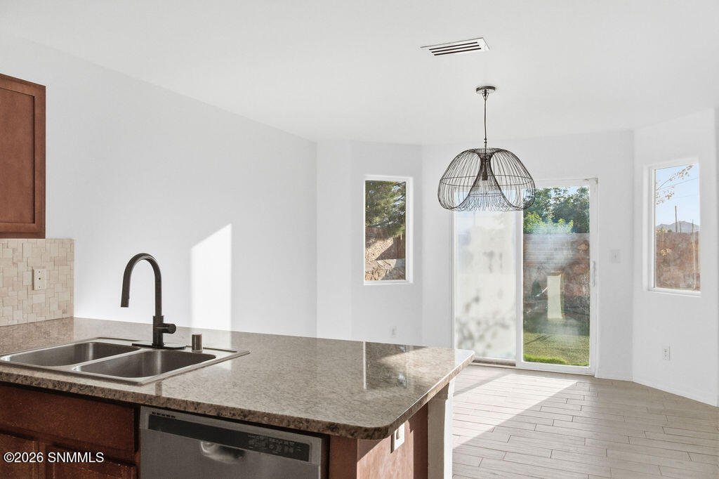 5077 Kensington Way Property Photo 9