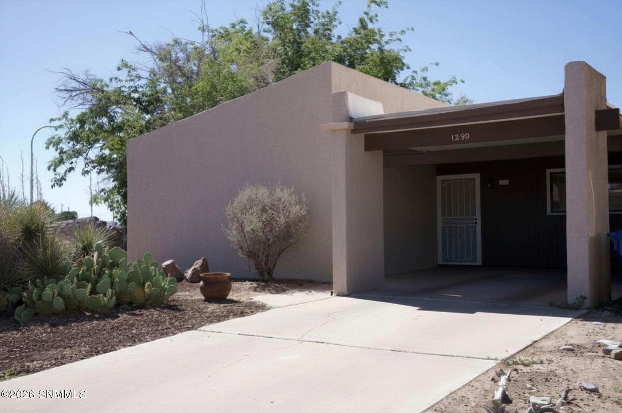 1290 N Willow Street Property Photo 1