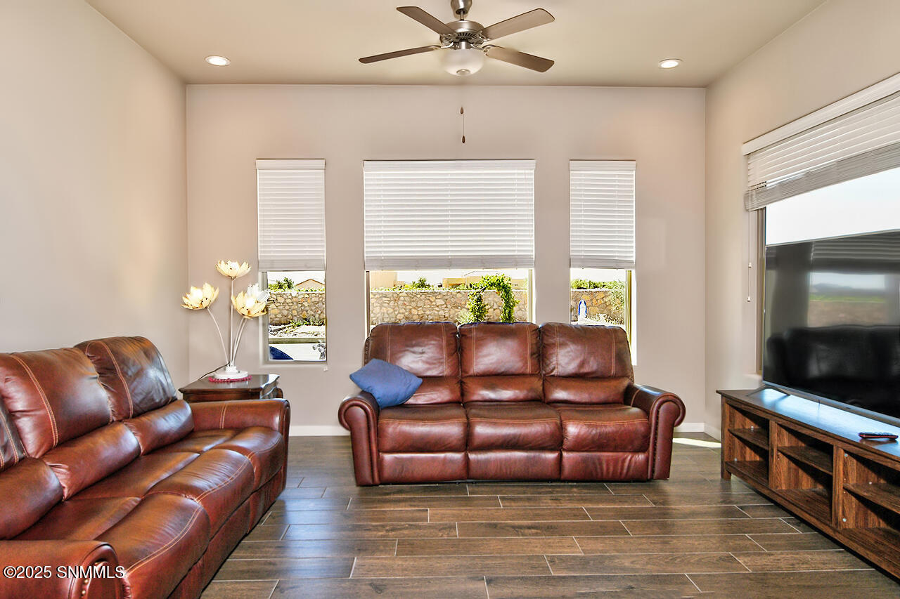 4425 Dulcinea Drive Property Photo 12