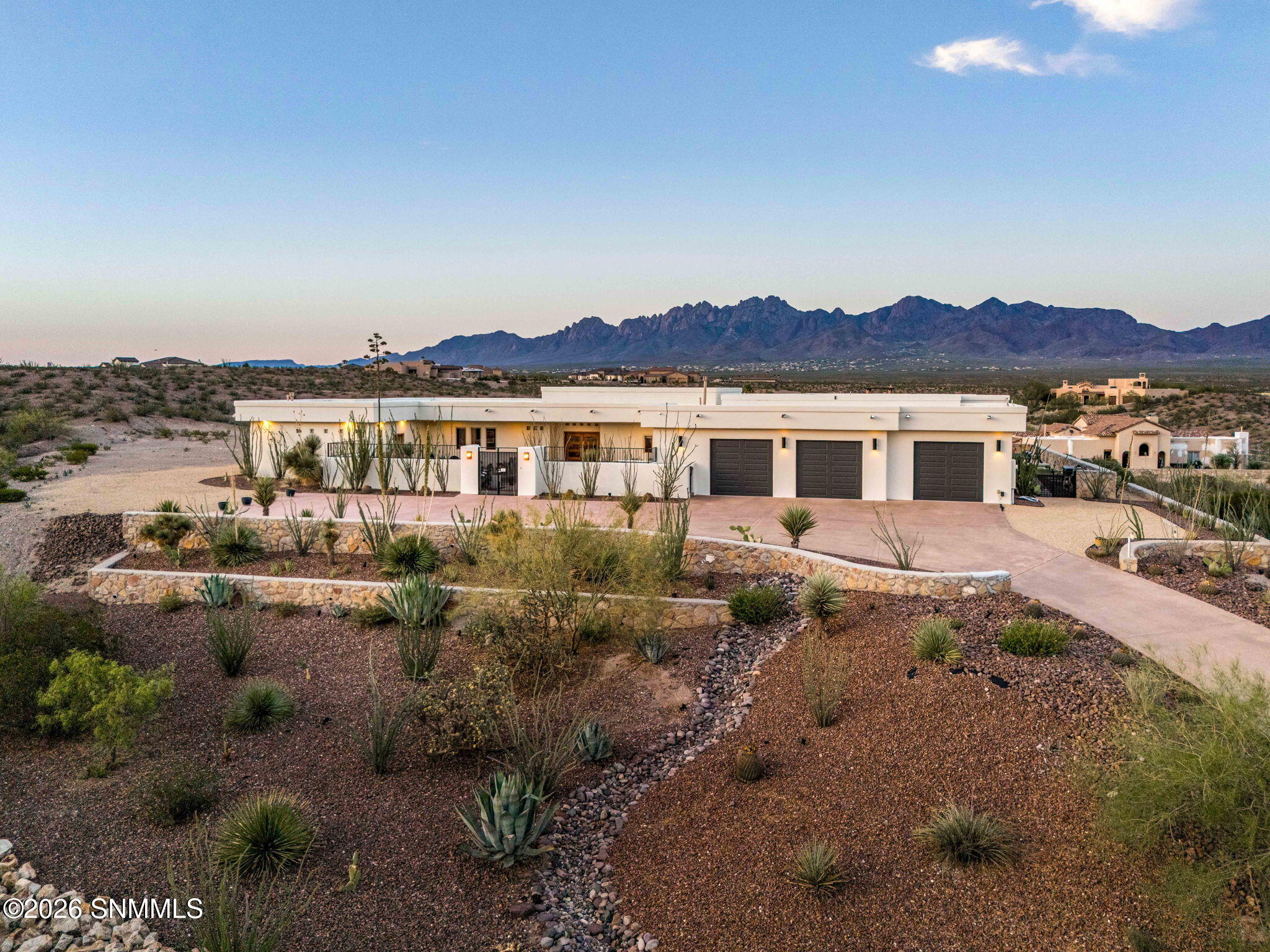 5657 Calle De Paradise Property Photo 2
