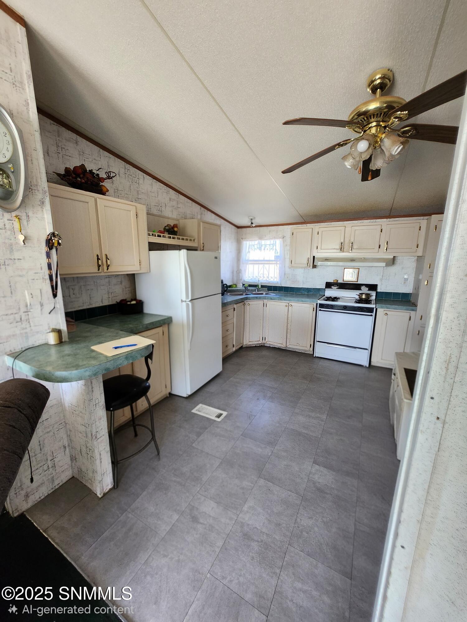 25 Ne Hatch Highway Property Photo 3