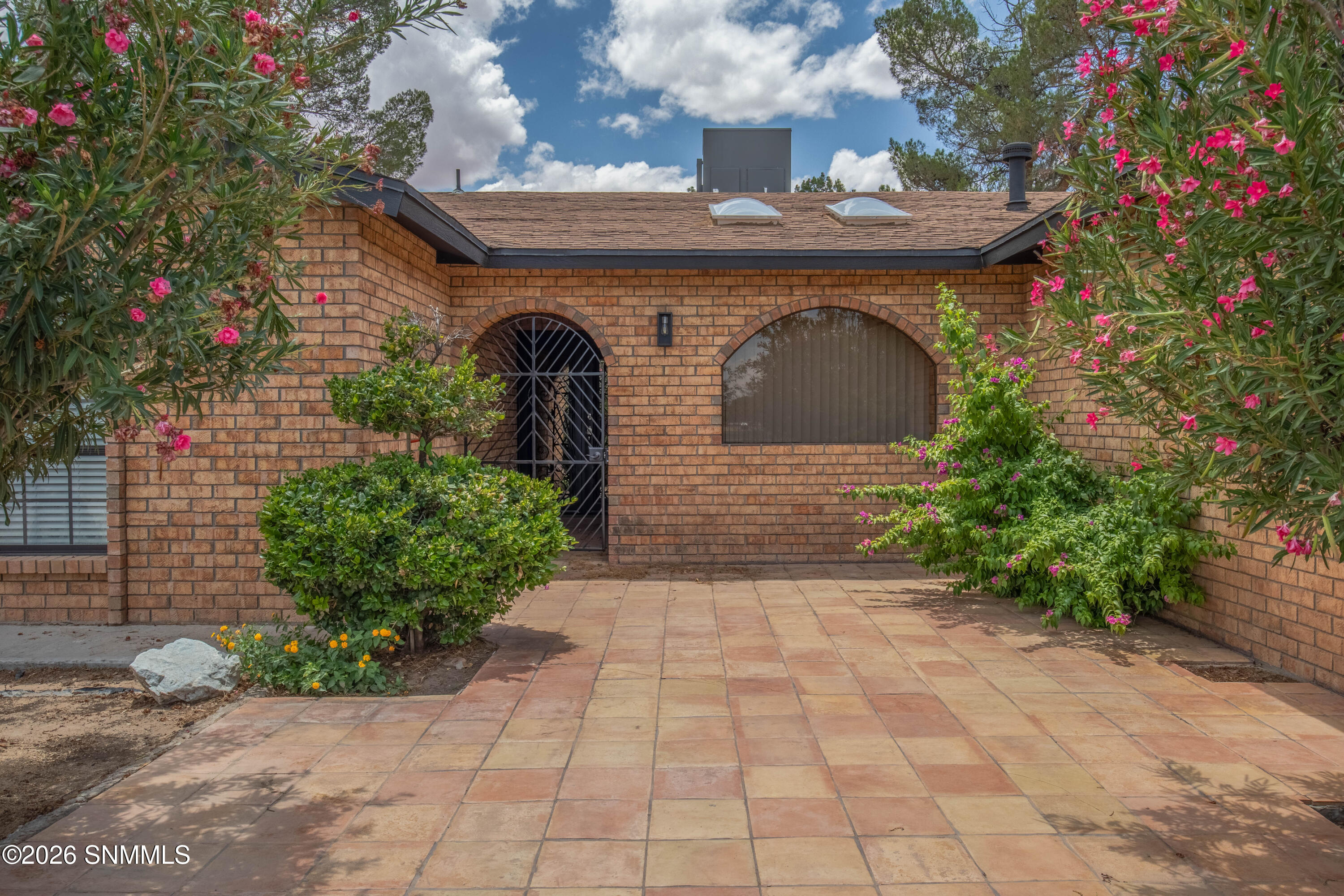 5129 N Valley Drive Property Photo 2